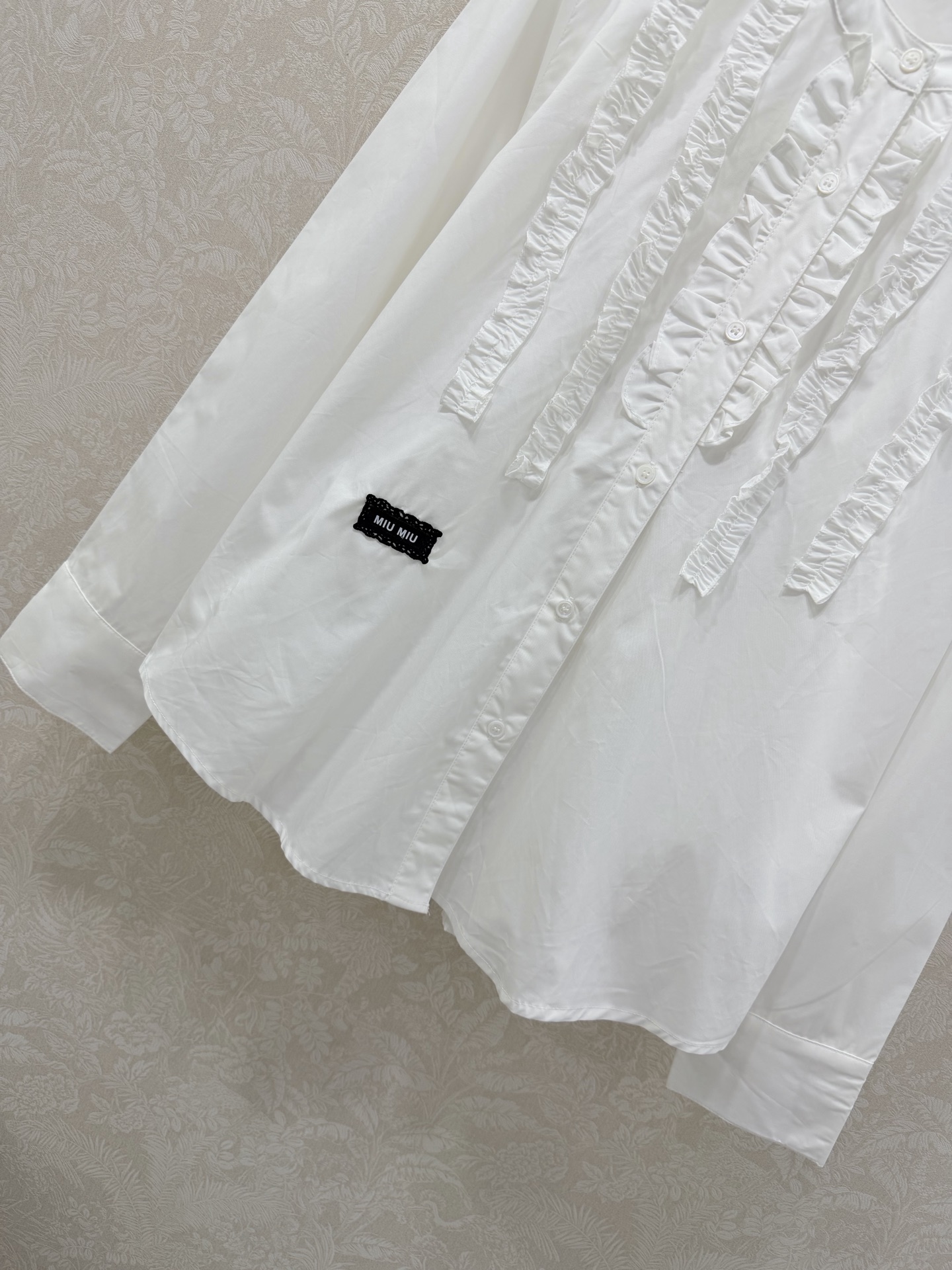 🔥🔥miumi* 26新款圆领木耳边花边长袖衬衣 全棉材质 质感舒适细腻 上身充满精致高智气息 精致度瞬