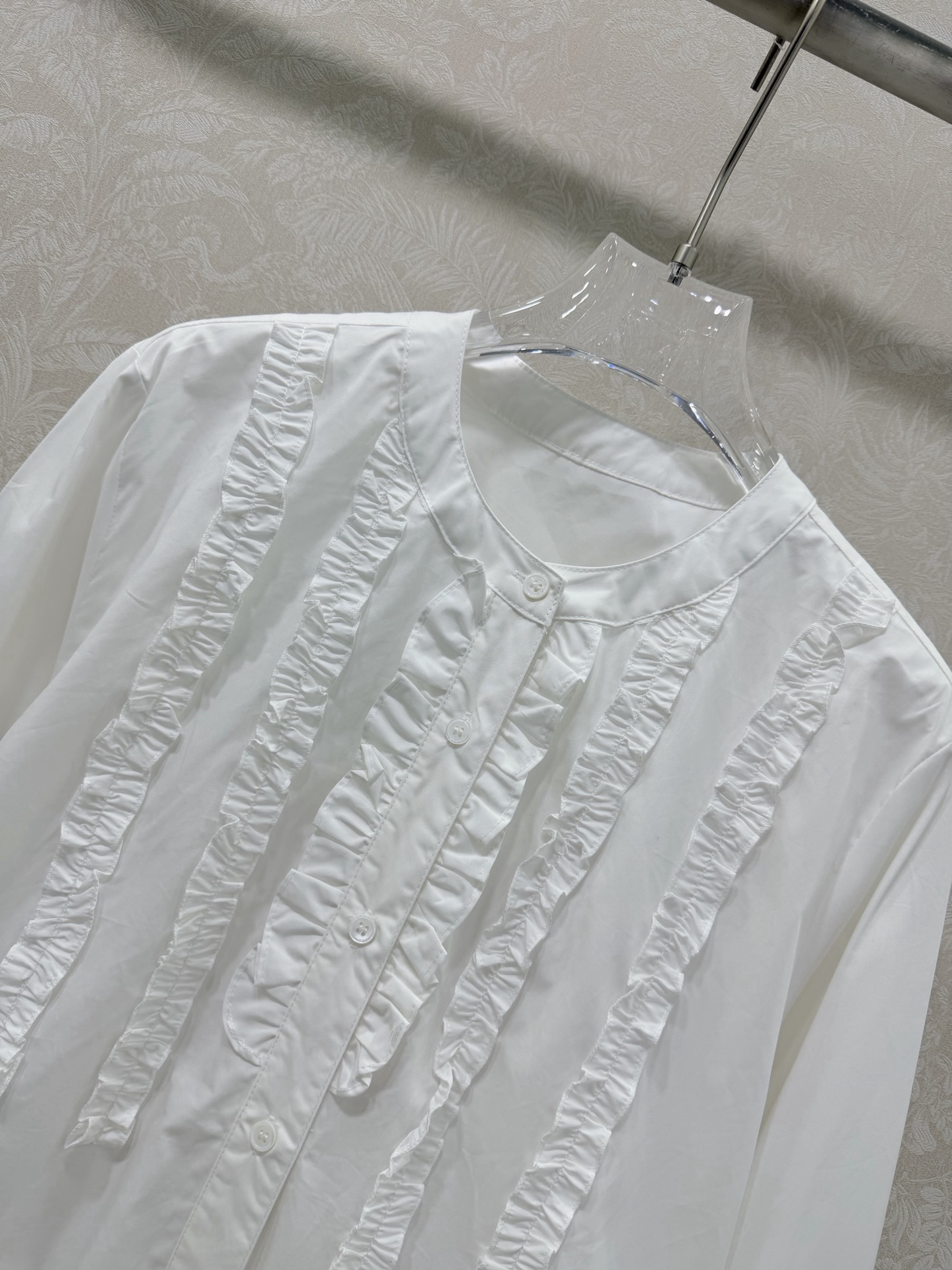 🔥🔥miumi* 26新款圆领木耳边花边长袖衬衣 全棉材质 质感舒适细腻 上身充满精致高智气息 精致度瞬