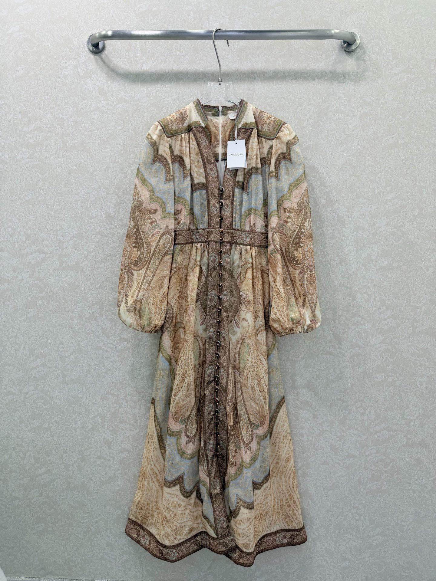 NO:714350,Zimmerman*/Zimmerman 26 new retro printed dress, V-neck lantern sleeves, customized hardware, overall retro aesthetic printing design, waist pleats to outline the waistline, beautiful and elegant, the fabric is made of comfortable and breathable pure cotton, retro lantern sleeves and oversized skirt. The breath of spring is coming, the first choice for vacation, high-quality single color 4-code SMLXL, Zimmerman-clothing, skirts,19860909Zimmerman*兹/默曼 26新款复古印花连衣裙、V领灯笼袖 定制五金 整体复古美学印花设计 腰身褶皱勾勒腰线 美观大方、面料采用舒适透气的纯棉材质、复古灯笼袖超大裙摆 春天的气息迎面而来、度假首选优品绝绝子单色4码SMLXL,兹默曼-服装,skirts,,Women's clothing