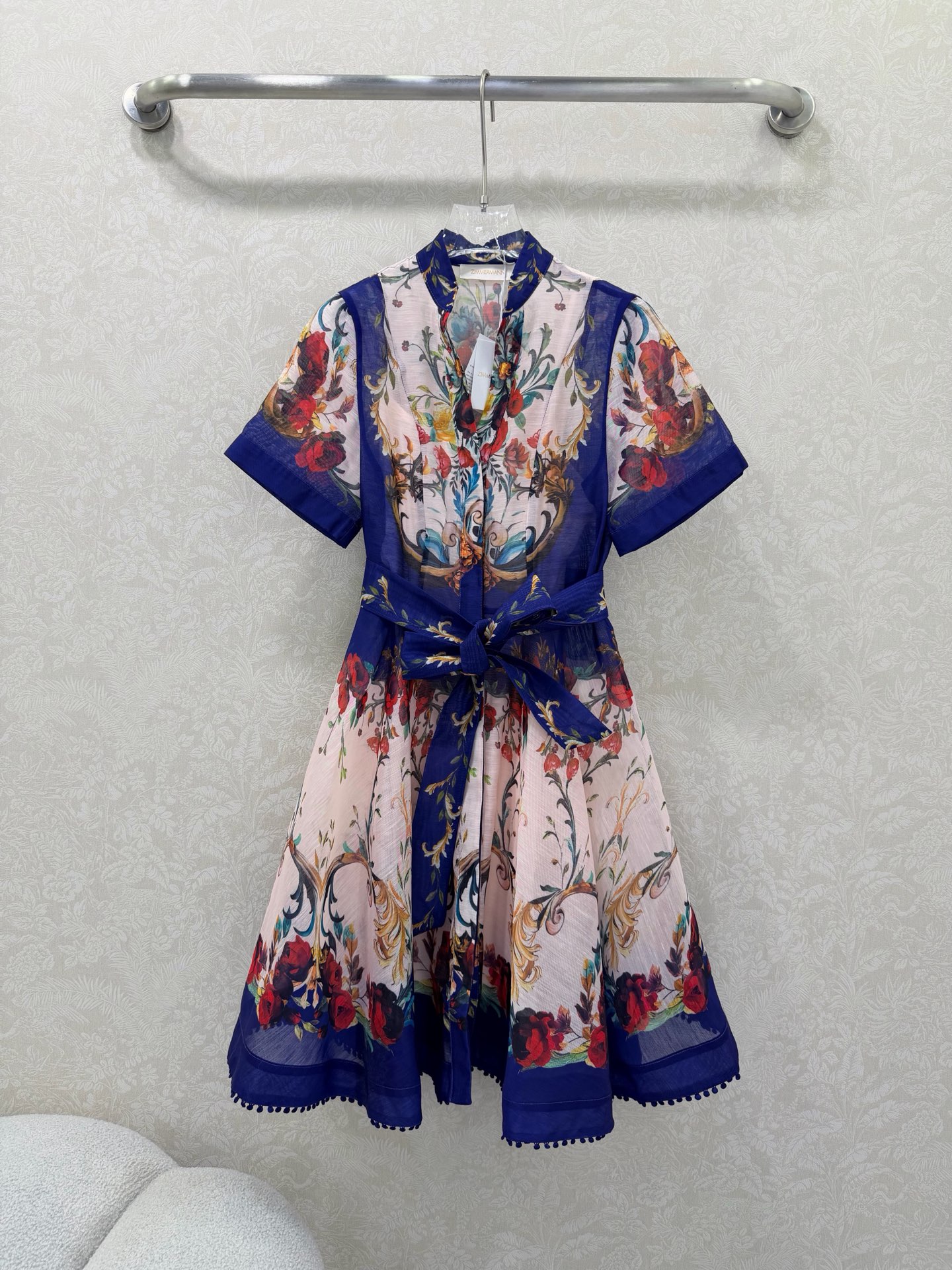 NO:714353,Zimmerman*/Zimmerman 25 new V-neck lace short-sleeved dress. Positioned flower waist and high-waist design. Skirt lace. The overall printing pattern shows the quality. Super invincible noble color. Extra large material. Full of sincerity. Super invincible fairy style. Full sense of high-end. Super correct version. Shows temperament in any casual wear. Single color 4-code SMLXL, Zimmerman-clothing, loro piana, skirts, T-shirt,19860909Zimmerman*兹/默曼 25新款V领花边短袖连衣裙 定位花收腰高腰设计 裙摆花边 整体印花图案品质尽显 超级无敌贵气的颜色 超大摆用料诚意满满 超无敌仙女款 高级感满满,版型超正 随意一搭都显气质 单色4码SMLXL,兹默曼-服装,loro piana,skirts,T-shirt,,Women's clothing