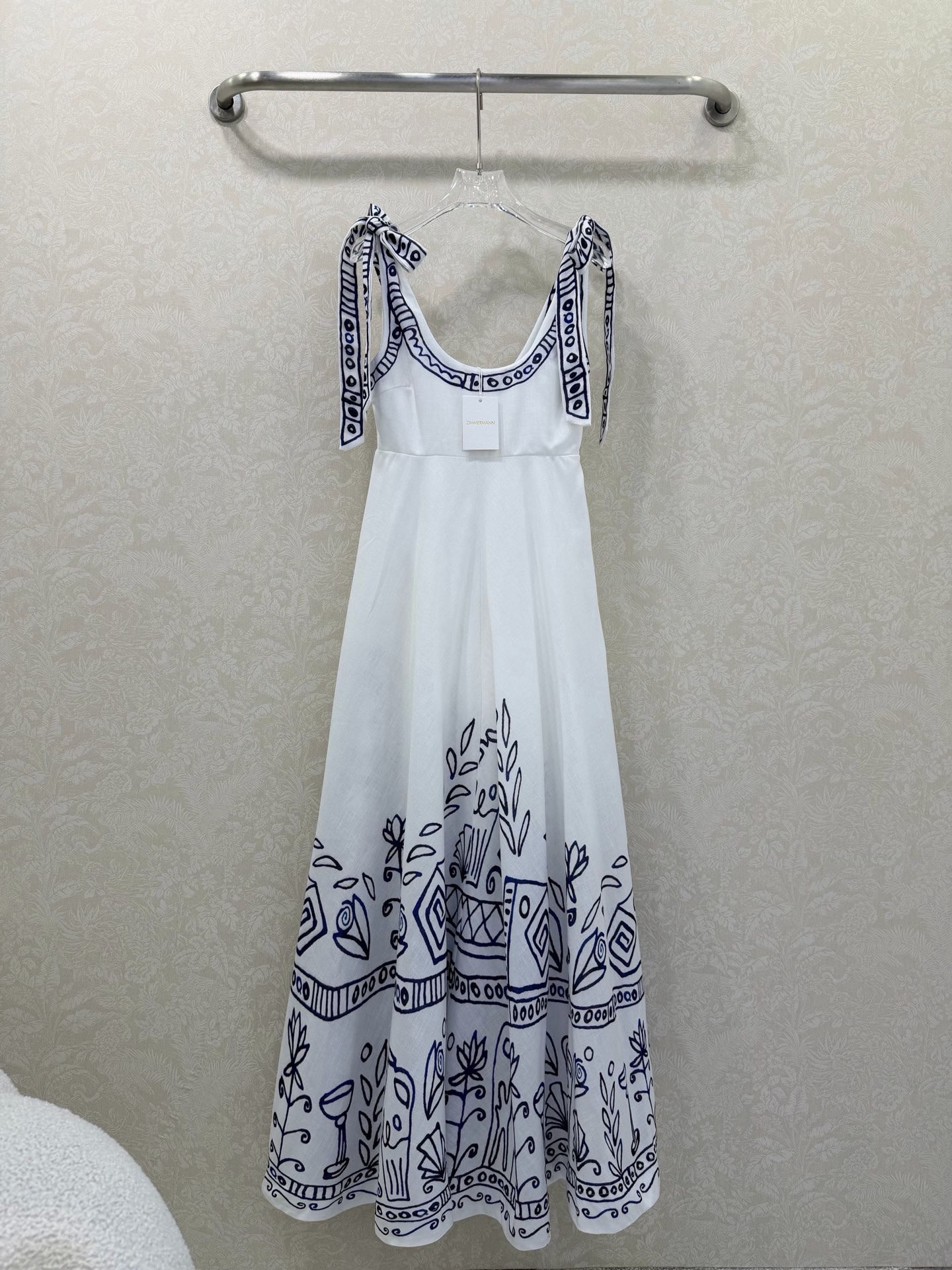 NO:714361,zimmerm*26 new sleeveless shoulder strap suspender dress super heavy craftsmanship is coming!  The whole piece is customized with pure cotton printing and is a perfect replica of yb. The shoulder straps are designed with open straps and bows. The skirt is made of cotton and linen fabrics. It has a fairy atmosphere and a high-end feel. It is a healing style for summer. It has the style of an age-reducing girl. It has an elegant yet sweet temperament!  The style is versatile and easy to pick, and the workmanship quality is visible. Single color size 4 SMLXL, Zimmerman-clothing, skirts,19860909zimmerm*26新款无袖肩绑带吊带连衣裙 超重工艺来袭！整件定制纯棉印花 完美复刻yb 肩带是开放式绑带蝴蝶结设计 裙身棉麻面料 仙女氛围感满满 高级感看得见 夏天治愈系穿搭 减龄少女风 气质优雅不失甜美！版型百搭不挑人 做工品质看得见 单色4码SMLXL,兹默曼-服装,skirts,,Women's clothing