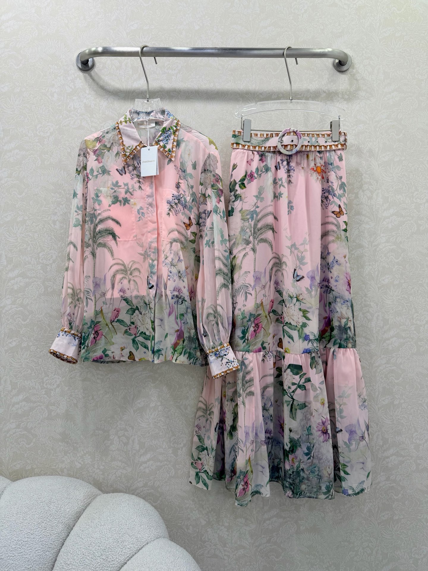 NO:714365,Zimmerman*/Merman 26 new early spring printed hot diamond suit, combination of lapel, long-sleeved shirt and skirt, dress, hot diamond collar and cuffs, lantern sleeve design, single row of cloth buttons on the front, pleats on the skirt, tightening the cuffs into puff sleeves, delivery of customized belt to tighten the waist, oversized skirt, full of sincerity in materials, super invincible fairy style, heavy work details, perfect replica of the counter style, full of high-end, super correct version  Show off your temperament with any casual look. Single color size 4 SMLXL, Zimmerman-clothing, loro piana, skirts,19860909Zimmerman*兹/默曼 26早春新款印花烫钻套装 翻领长袖衬衣半裙的组合 连衣裙 领口袖口烫钻 灯笼袖设计前襟单排本布包扣 裙身褶皱 袖口收紧变成泡泡袖 配送定制腰带腰身收腰 裙身超大摆用料诚意满满 超无敌仙女款 重工细节,完美复刻专柜款 高级感满满,版型超正 随意一搭都显气质 单色4码SMLXL,兹默曼-服装,loro piana,skirts,,Women's clothing