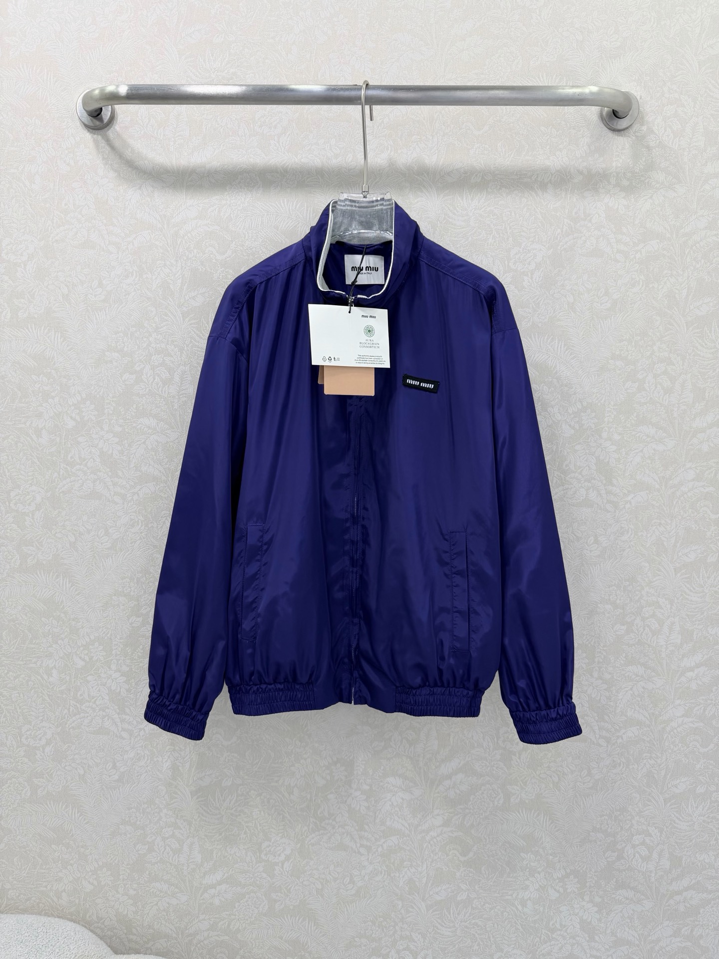 🔥🔥MiuMi*26新款立领胸前字母徽标刺绣立领速干外套 此款夹克采用高品质防风面料，质感挺括且具良好透