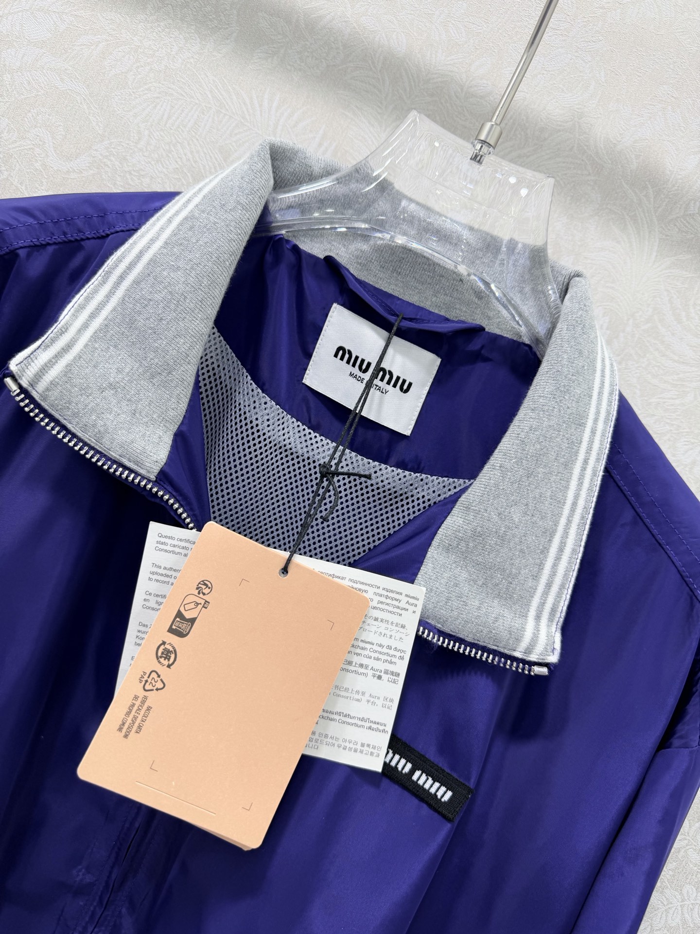 🔥🔥MiuMi*26新款立领胸前字母徽标刺绣立领速干外套 此款夹克采用高品质防风面料，质感挺括且具良好透