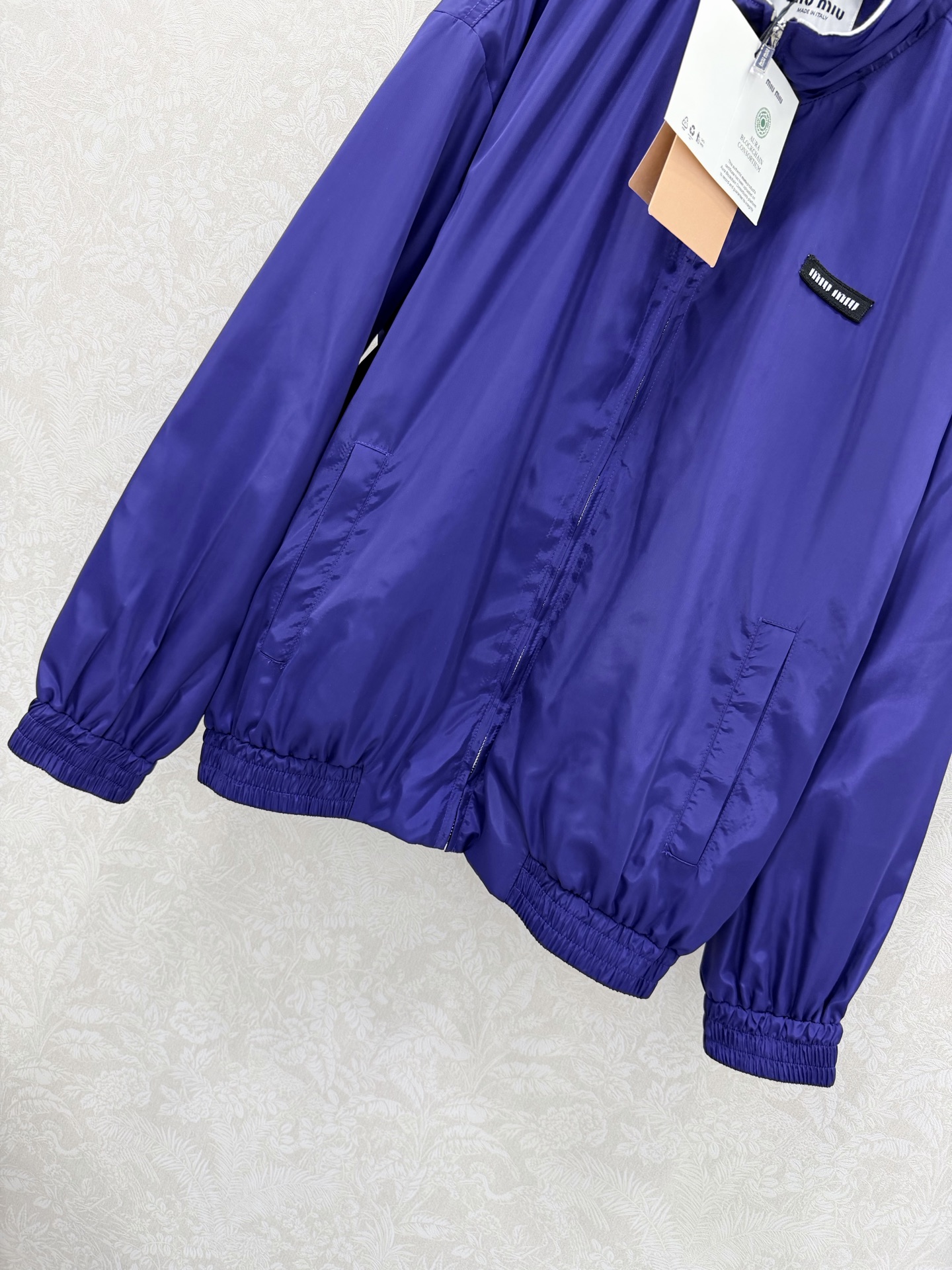 🔥🔥MiuMi*26新款立领胸前字母徽标刺绣立领速干外套 此款夹克采用高品质防风面料，质感挺括且具良好透