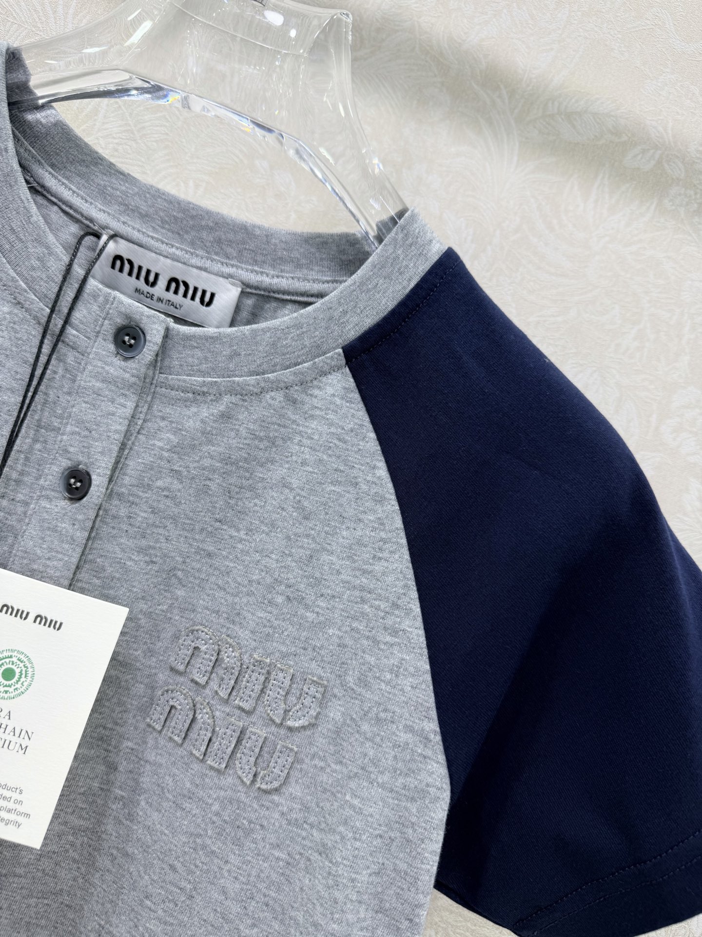 🔥🔥MiuMi*26早春新款 贴布绣logo休闲拼色圆领短袖T恤 顶级高版出品！复古学院风为基调，将经典