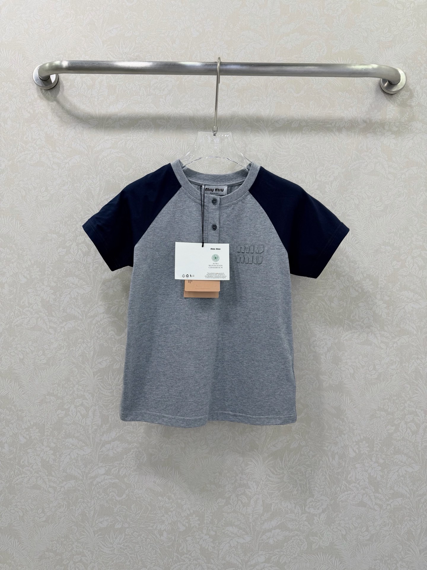 🔥🔥MiuMi*26早春新款 贴布绣logo休闲拼色圆领短袖T恤 顶级高版出品！复古学院风为基调，将经典