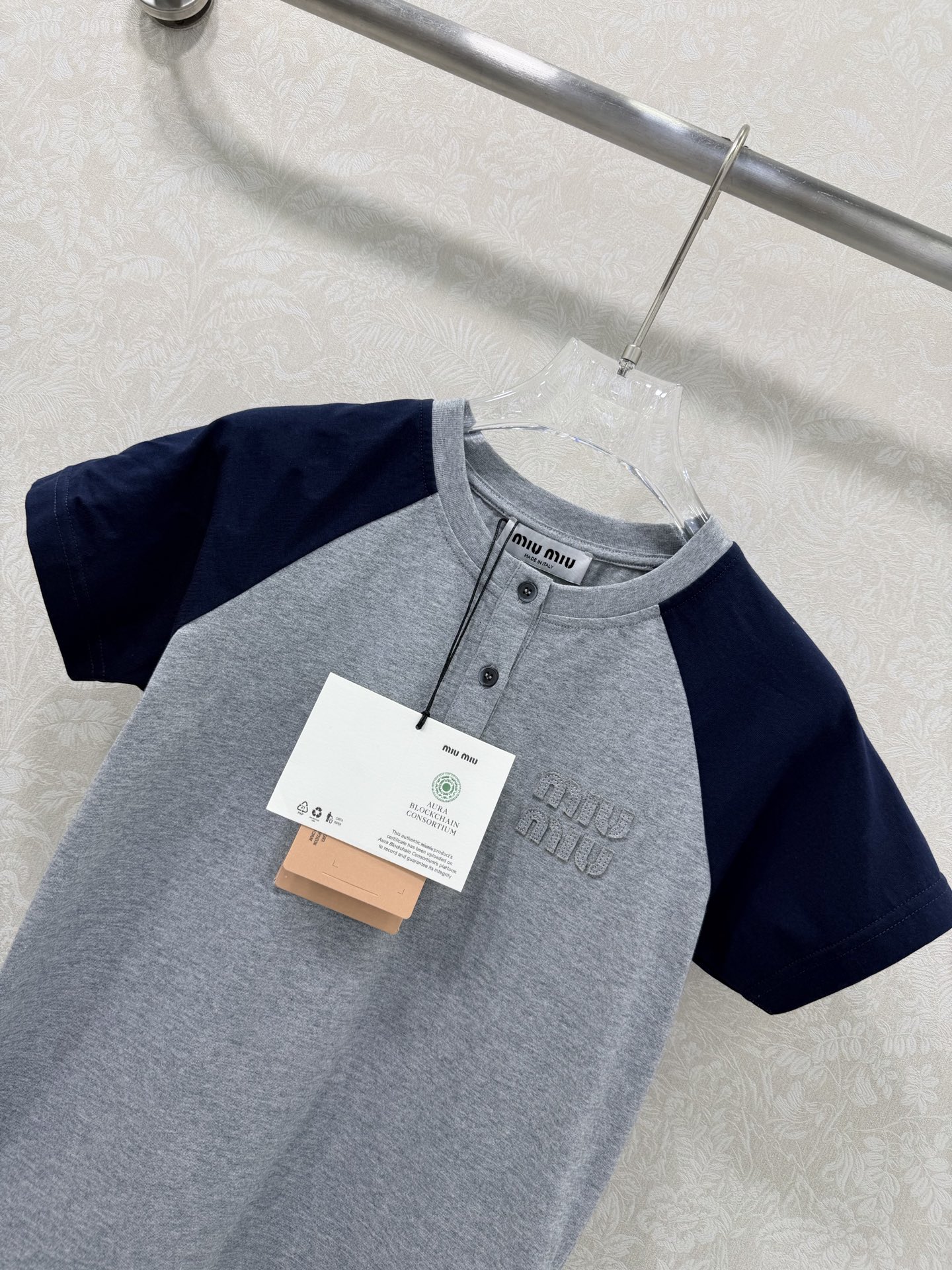 🔥🔥MiuMi*26早春新款 贴布绣logo休闲拼色圆领短袖T恤 顶级高版出品！复古学院风为基调，将经典