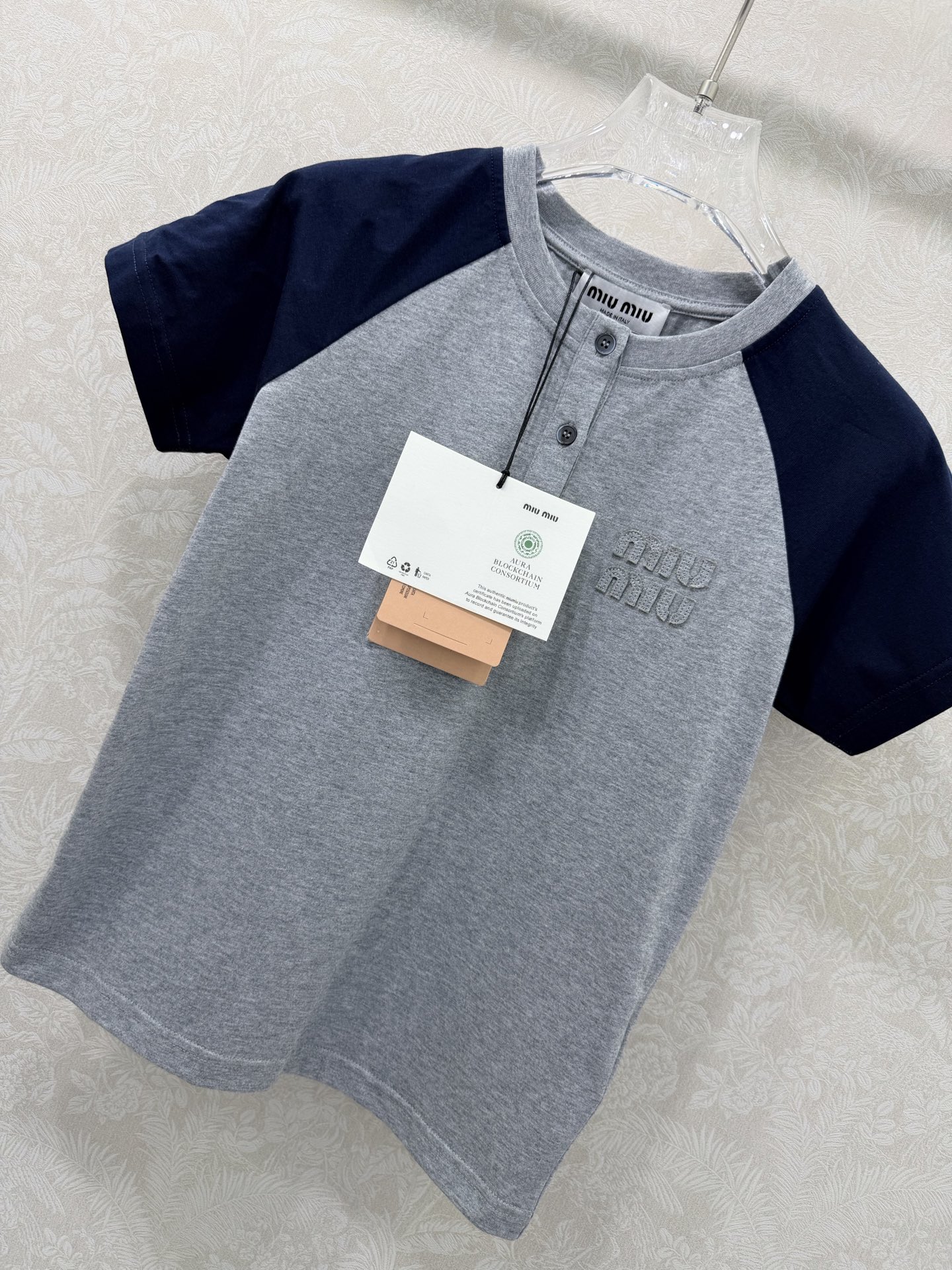 🔥🔥MiuMi*26早春新款 贴布绣logo休闲拼色圆领短袖T恤 顶级高版出品！复古学院风为基调，将经典