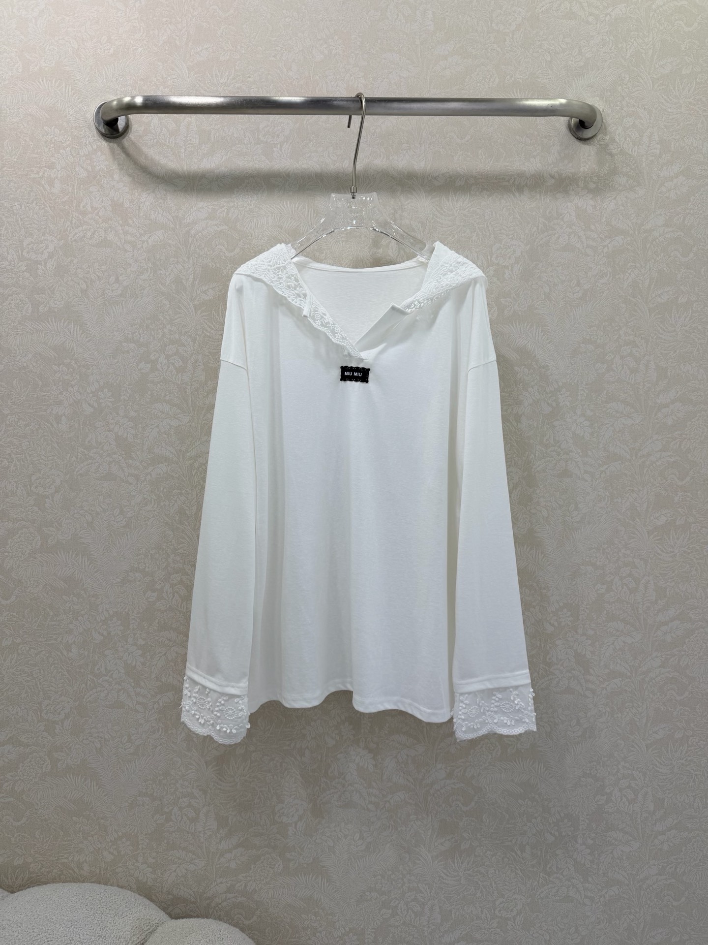 🔥🔥MiuMi*26早春新款蕾丝V领连帽长袖！定制竹节棉材质 舒适透气 轻薄质感 连帽白色长袖上衣 帽边