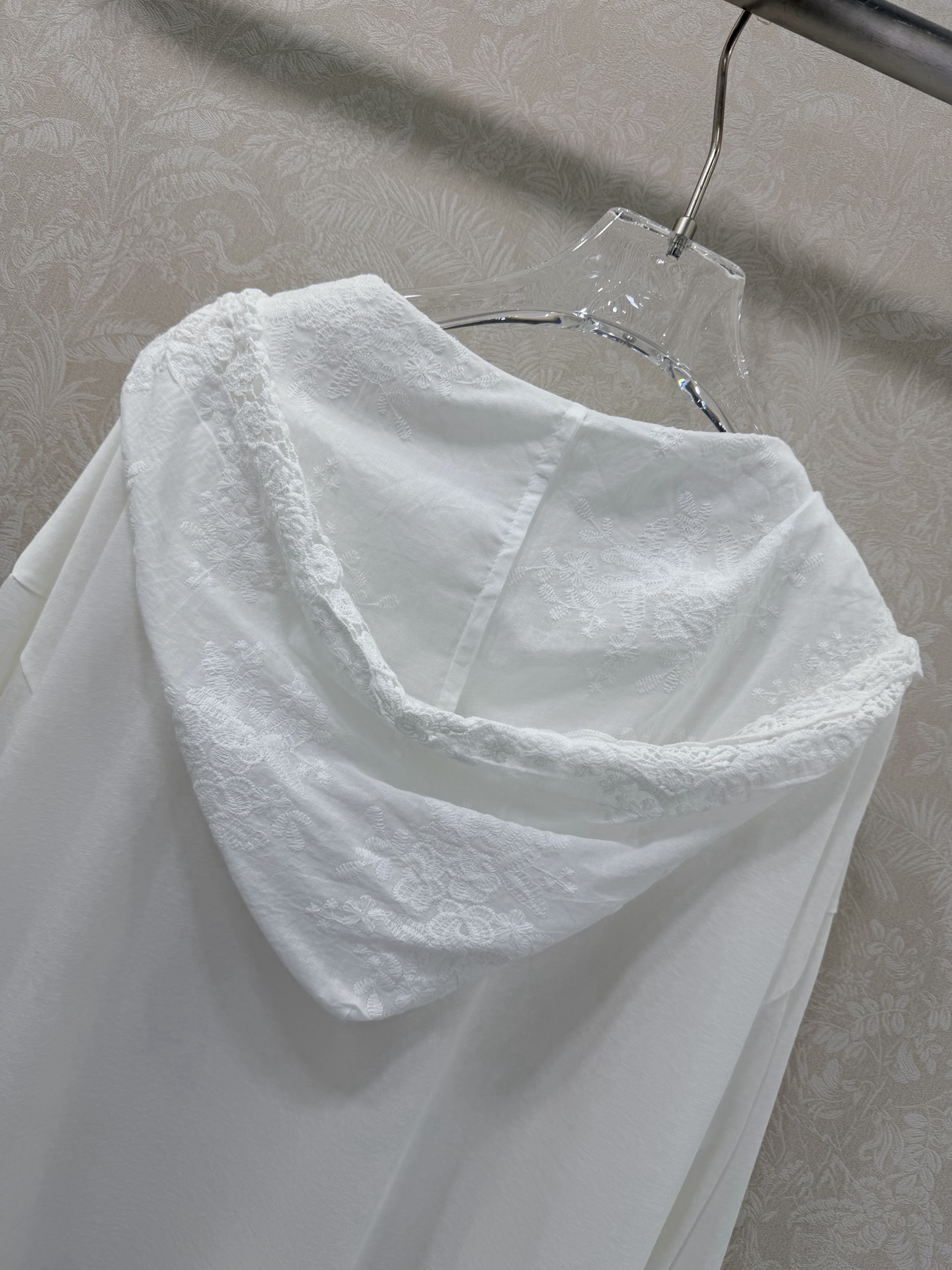 🔥🔥MiuMi*26早春新款蕾丝V领连帽长袖！定制竹节棉材质 舒适透气 轻薄质感 连帽白色长袖上衣 帽边