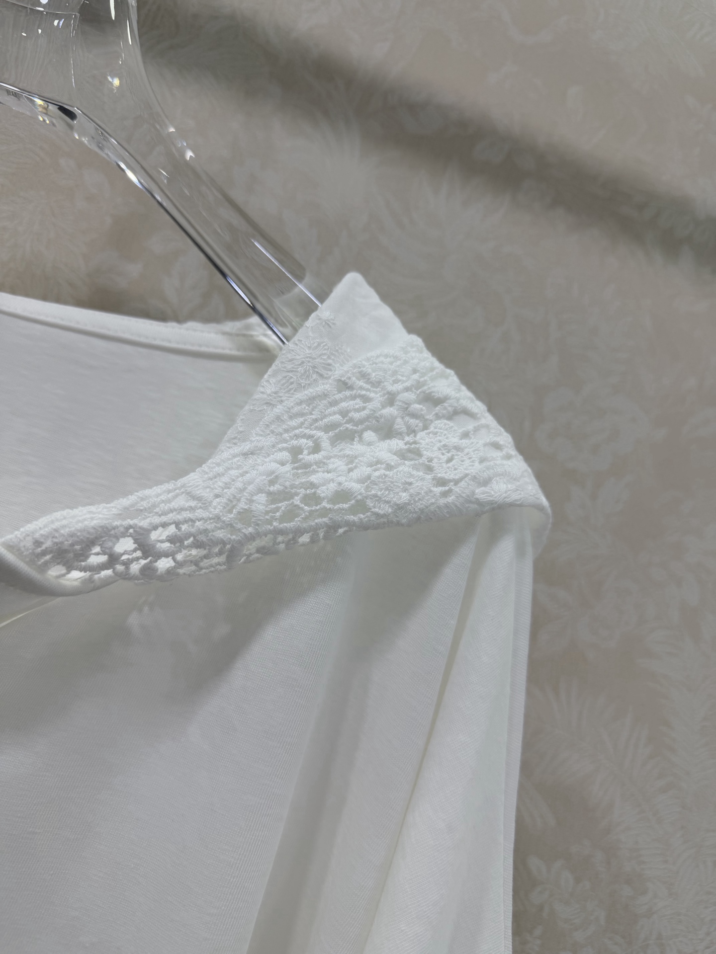 🔥🔥MiuMi*26早春新款蕾丝V领连帽长袖！定制竹节棉材质 舒适透气 轻薄质感 连帽白色长袖上衣 帽边