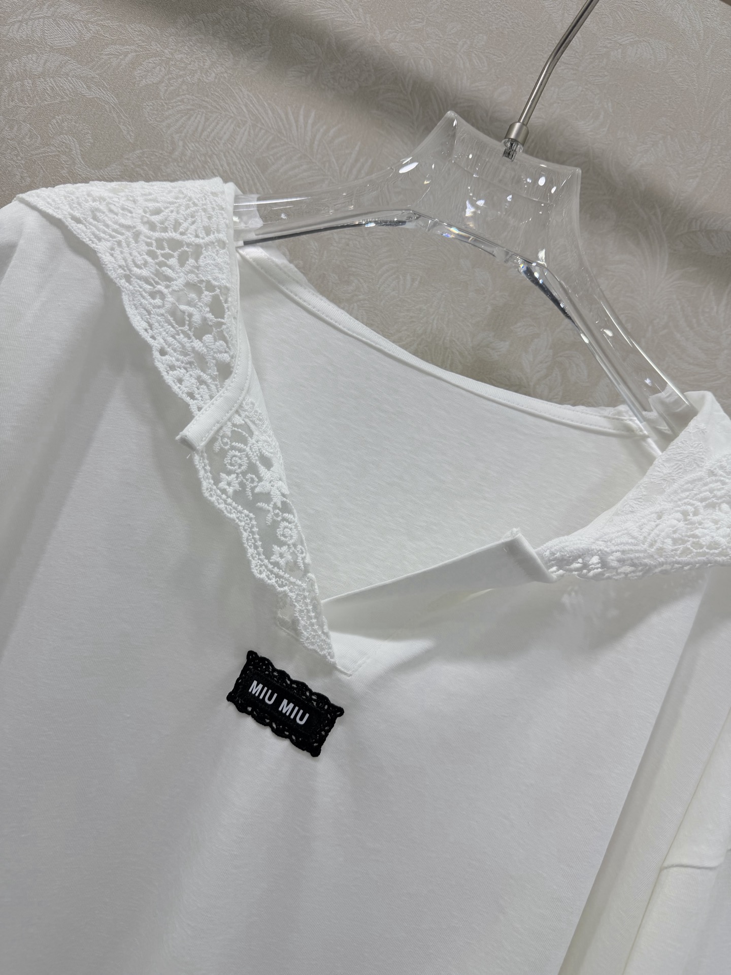 🔥🔥MiuMi*26早春新款蕾丝V领连帽长袖！定制竹节棉材质 舒适透气 轻薄质感 连帽白色长袖上衣 帽边