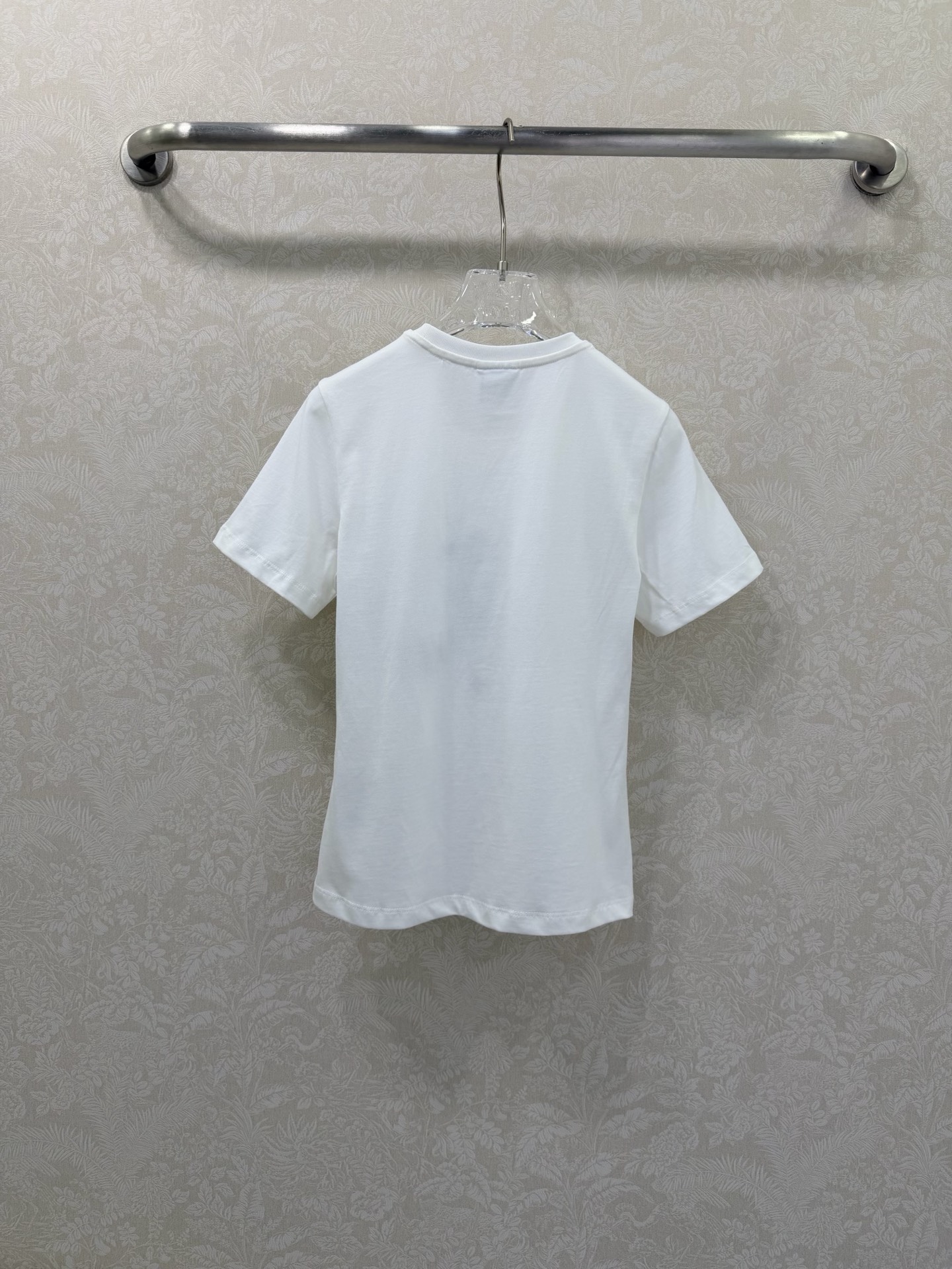 🔥🔥Dio*26春夏系列四叶草印花短袖，100%柔软棉质面料，穿着舒适透气。正面绿色四叶草搭配蜜蜂和瓢虫