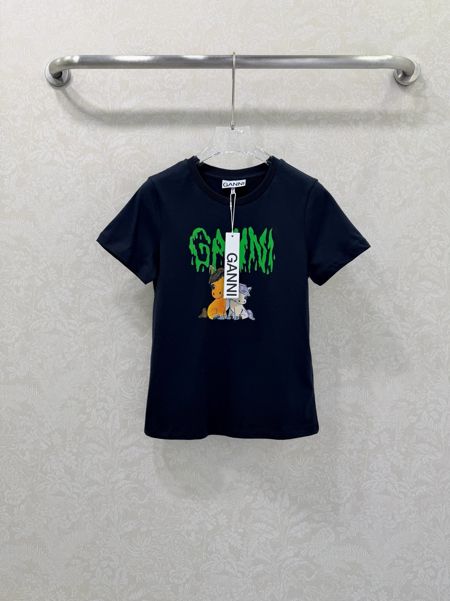 🔥🔥Gan*i 26SS早春新款短袖T恤 童趣小马印花短袖T恤:马年🐴限定款，绿色做旧质感的字母印花，两