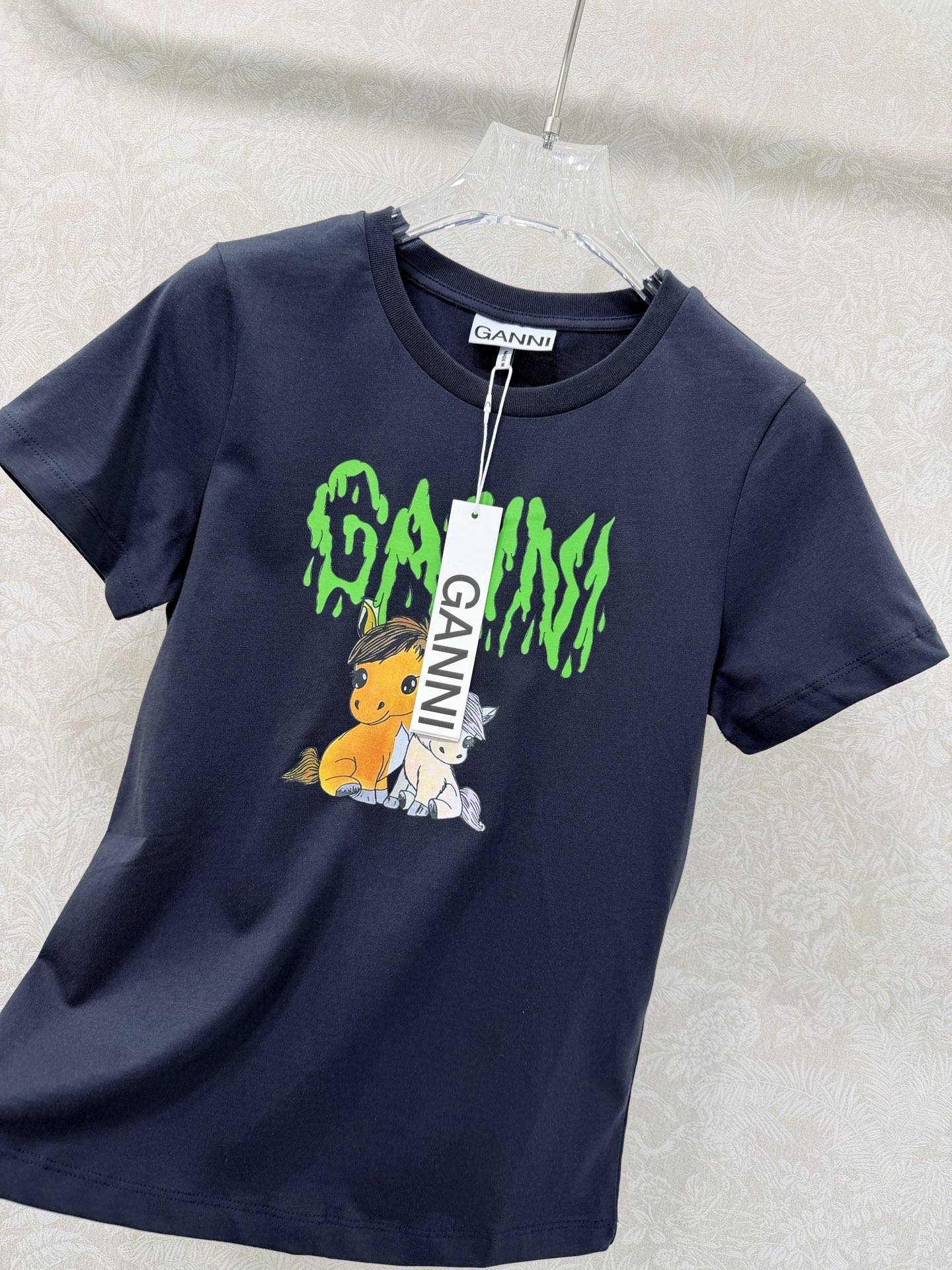 🔥🔥Gan*i 26SS早春新款短袖T恤 童趣小马印花短袖T恤:马年🐴限定款，绿色做旧质感的字母印花，两