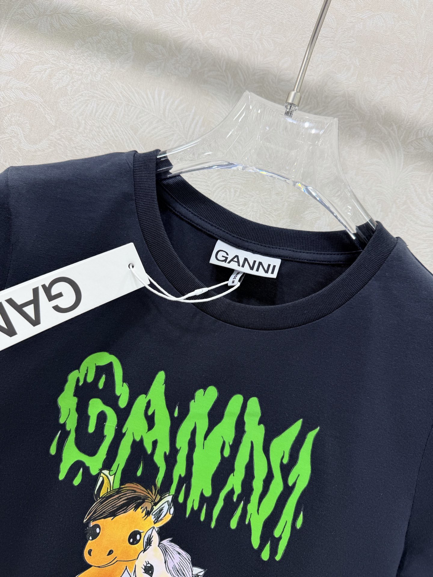 🔥🔥Gan*i 26SS早春新款短袖T恤 童趣小马印花短袖T恤:马年🐴限定款，绿色做旧质感的字母印花，两