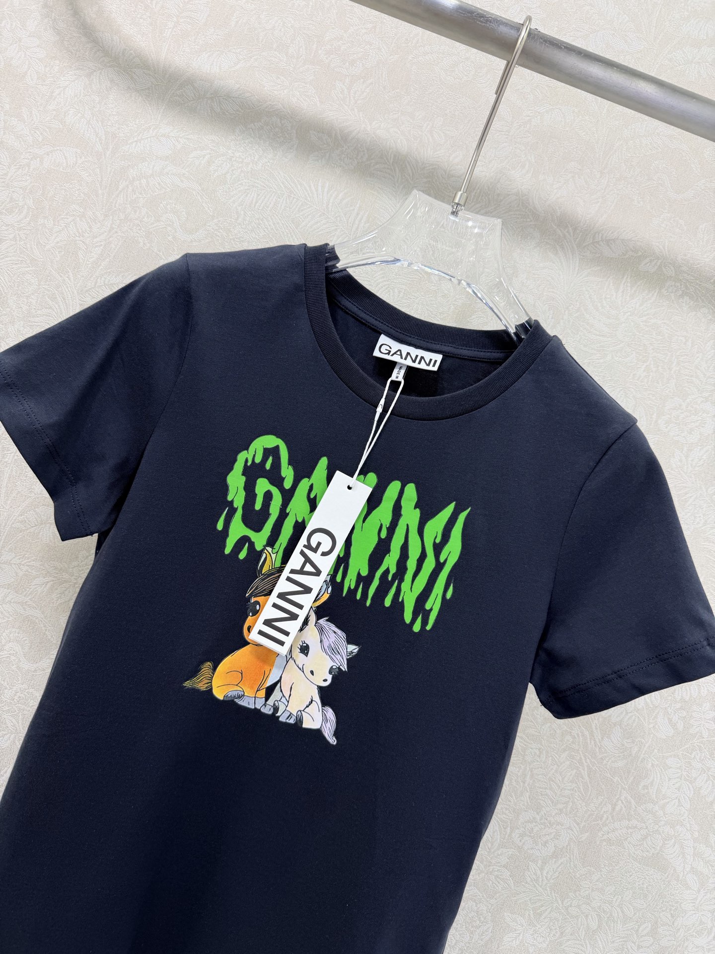 🔥🔥Gan*i 26SS早春新款短袖T恤 童趣小马印花短袖T恤:马年🐴限定款，绿色做旧质感的字母印花，两