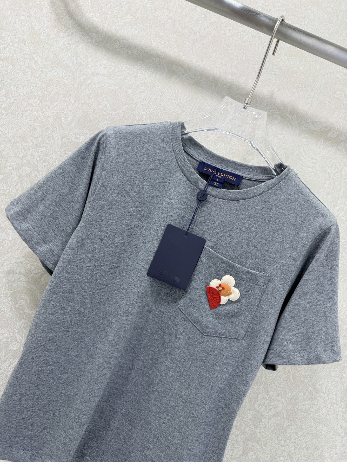 🔥🔥Louis vuitto* 26新款灰色口袋短袖T恤，采用100%纯棉，柔软舒适，日常穿着超友好。胸