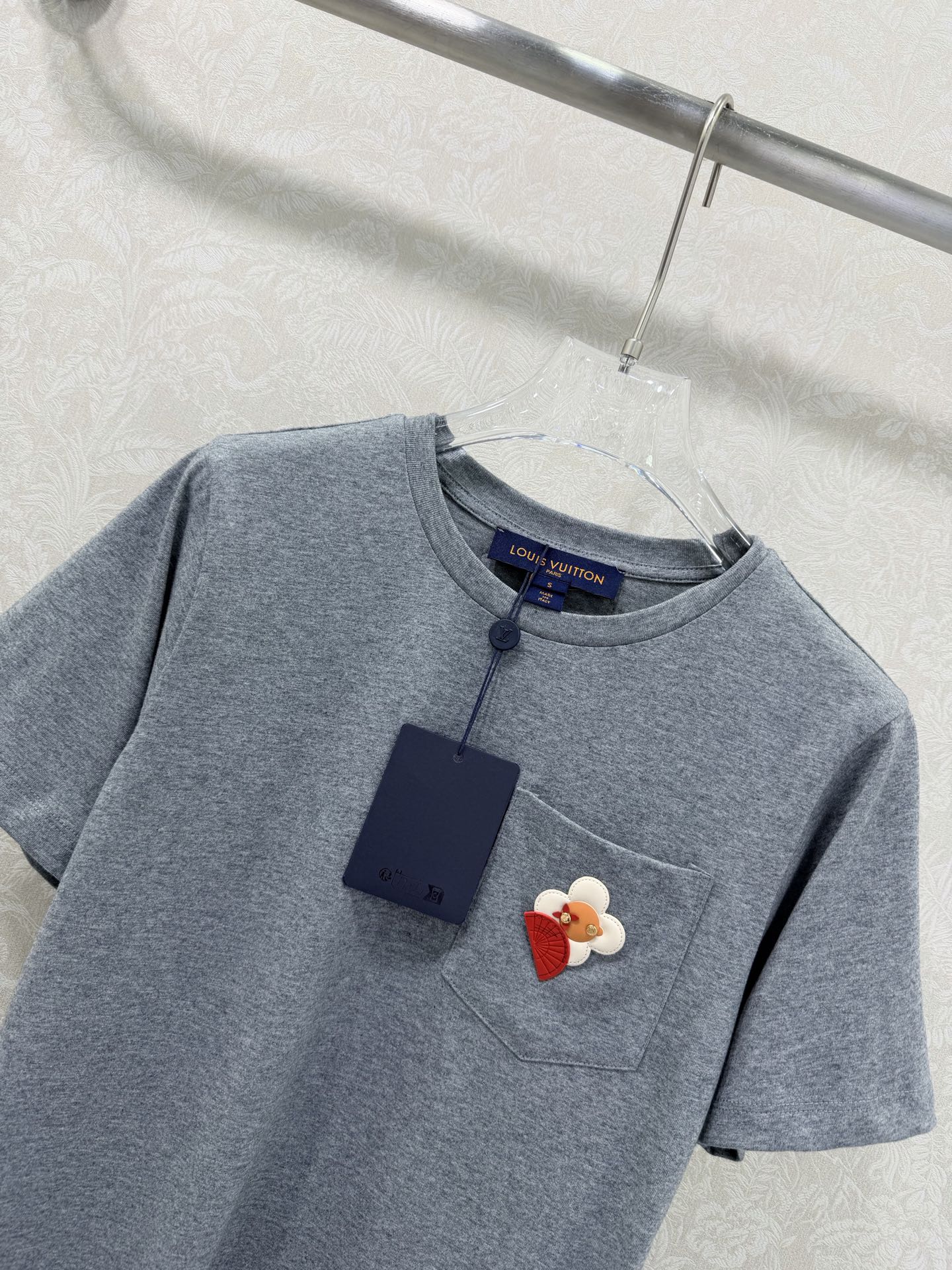🔥🔥Louis vuitto* 26新款灰色口袋短袖T恤，采用100%纯棉，柔软舒适，日常穿着超友好。胸