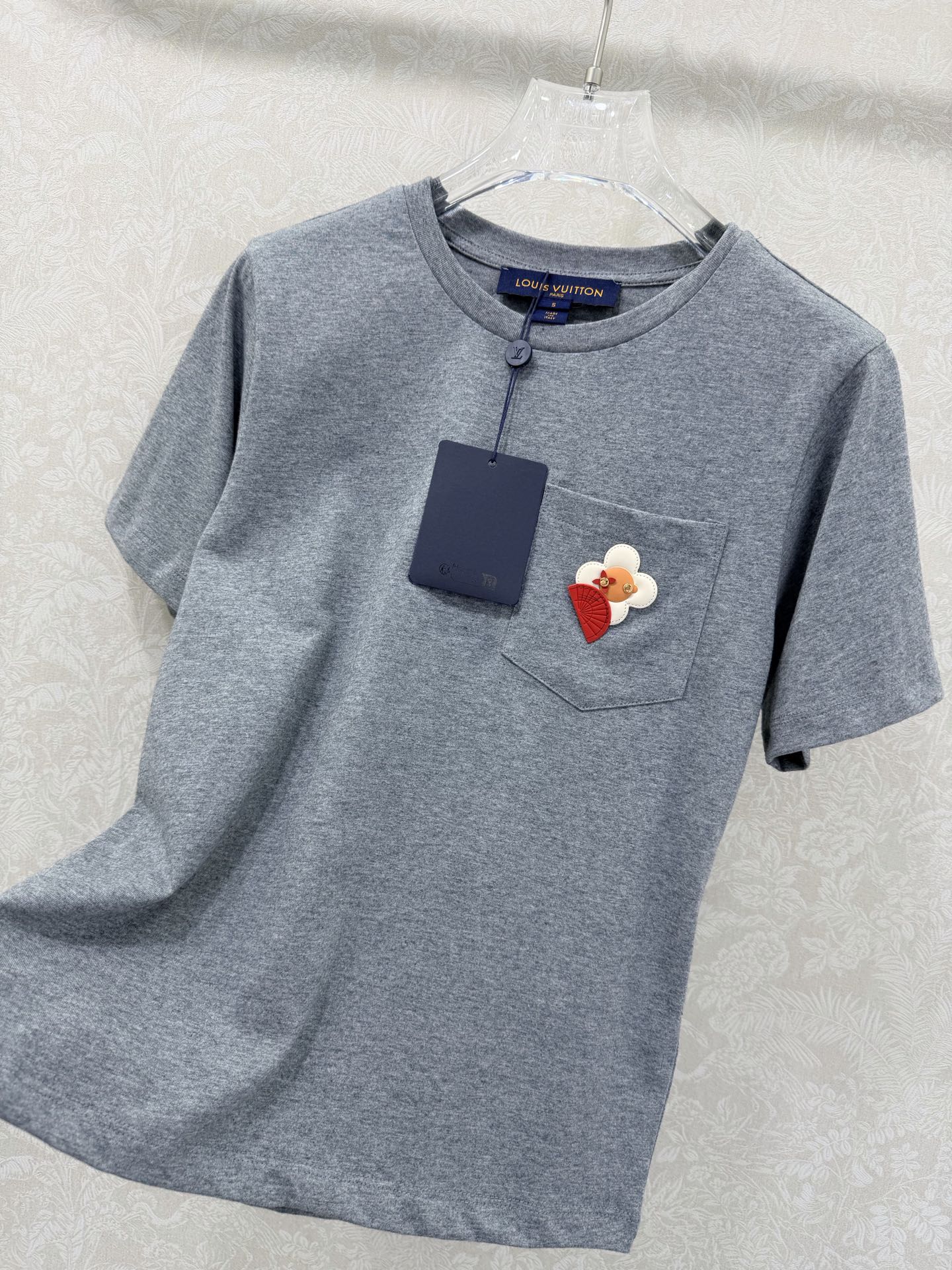 🔥🔥Louis vuitto* 26新款灰色口袋短袖T恤，采用100%纯棉，柔软舒适，日常穿着超友好。胸