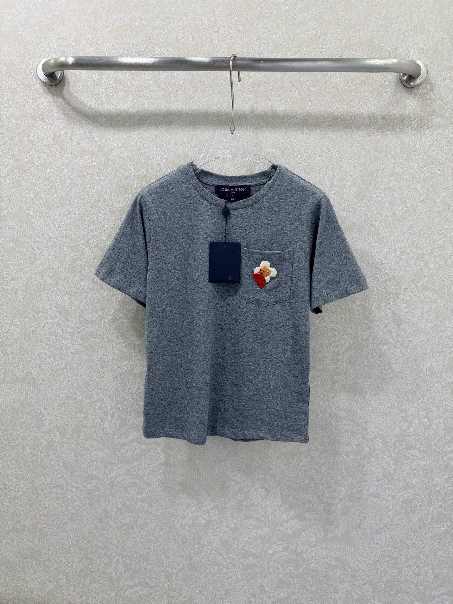 NO:721357,Louis vuitto* 26 new gray pocket short-sleeved T-shirt, made of pure cotton, soft and comfortable, super friendly for daily wear. Small chest pocket + embroidery, full of fun and recognition. The gray color is versatile and can be easily matched with various styles. It can be held in casual or street style!  Loose cut, breathable and comfortable to wear in spring and summer, classic series, fashionable and practical, young people love monochrome size 3 SML, Louis Vuitton-clothing, louis vuitton, louis vuitton, loro piana, T-shirt, tees, t-shirt,19860909Louis vuitto* 26新款灰色口袋短袖T恤,采用纯棉,柔软舒适,日常穿着超友好.胸前小口袋+刺绣,趣味满分又有辨识度 灰色百搭,轻松搭配各种风格,无论休闲还是街头都能hold住！宽松剪裁,春夏季节穿着透气又自在,经典系列,时尚实用,年轻人超爱单色3码SML,路易威登-服装,louis vuitton,louis vuitton,loro piana,T-shirt,tees，t-shirt,,Women's clothing