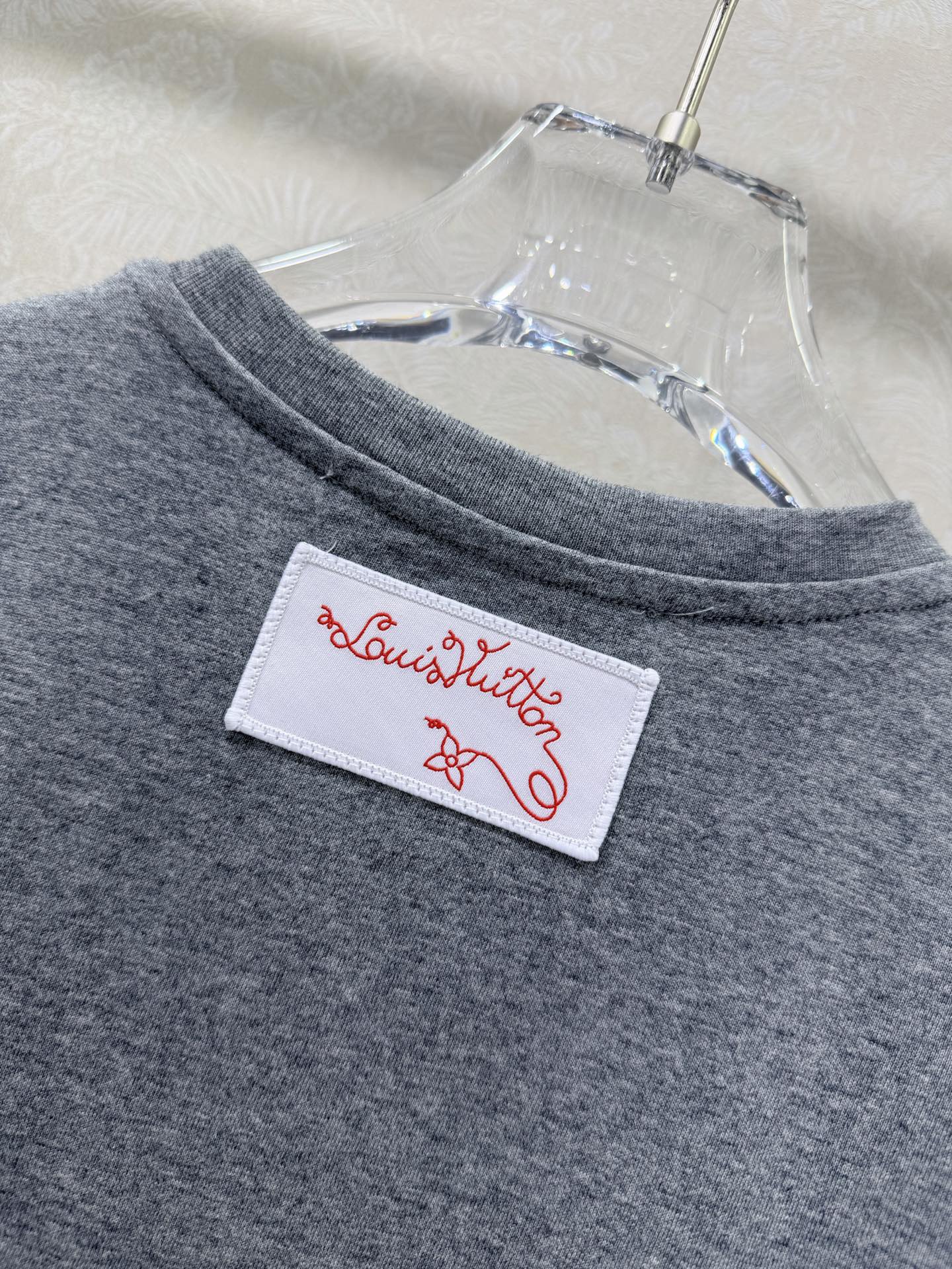🔥🔥Louis vuitto* 26新款灰色口袋短袖T恤，采用100%纯棉，柔软舒适，日常穿着超友好。胸