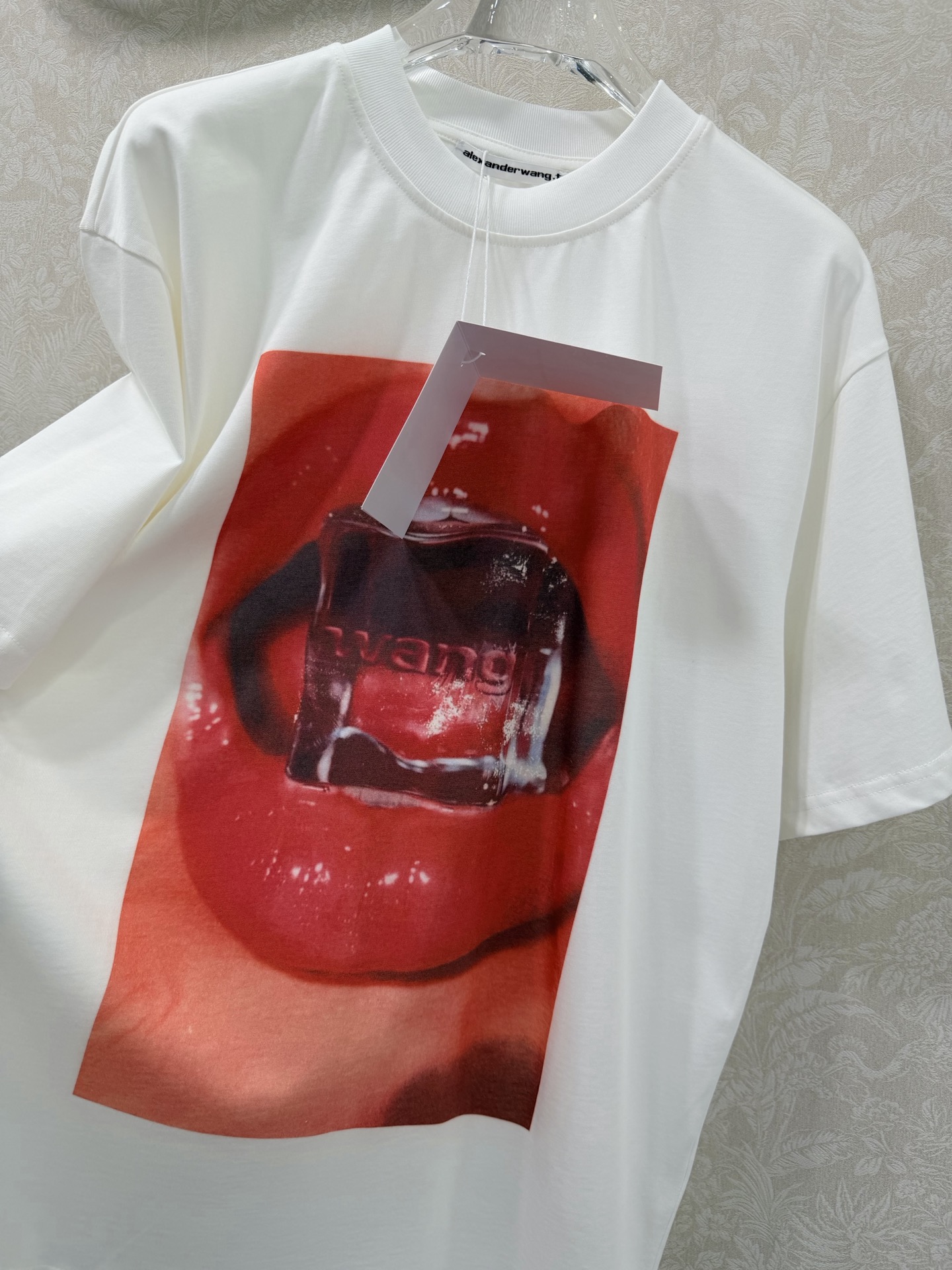🔥🔥Alexander Wan*26早春新款短袖T恤 红唇印花 正面红唇+冰块图案 甜酷风格超吸睛 辨识