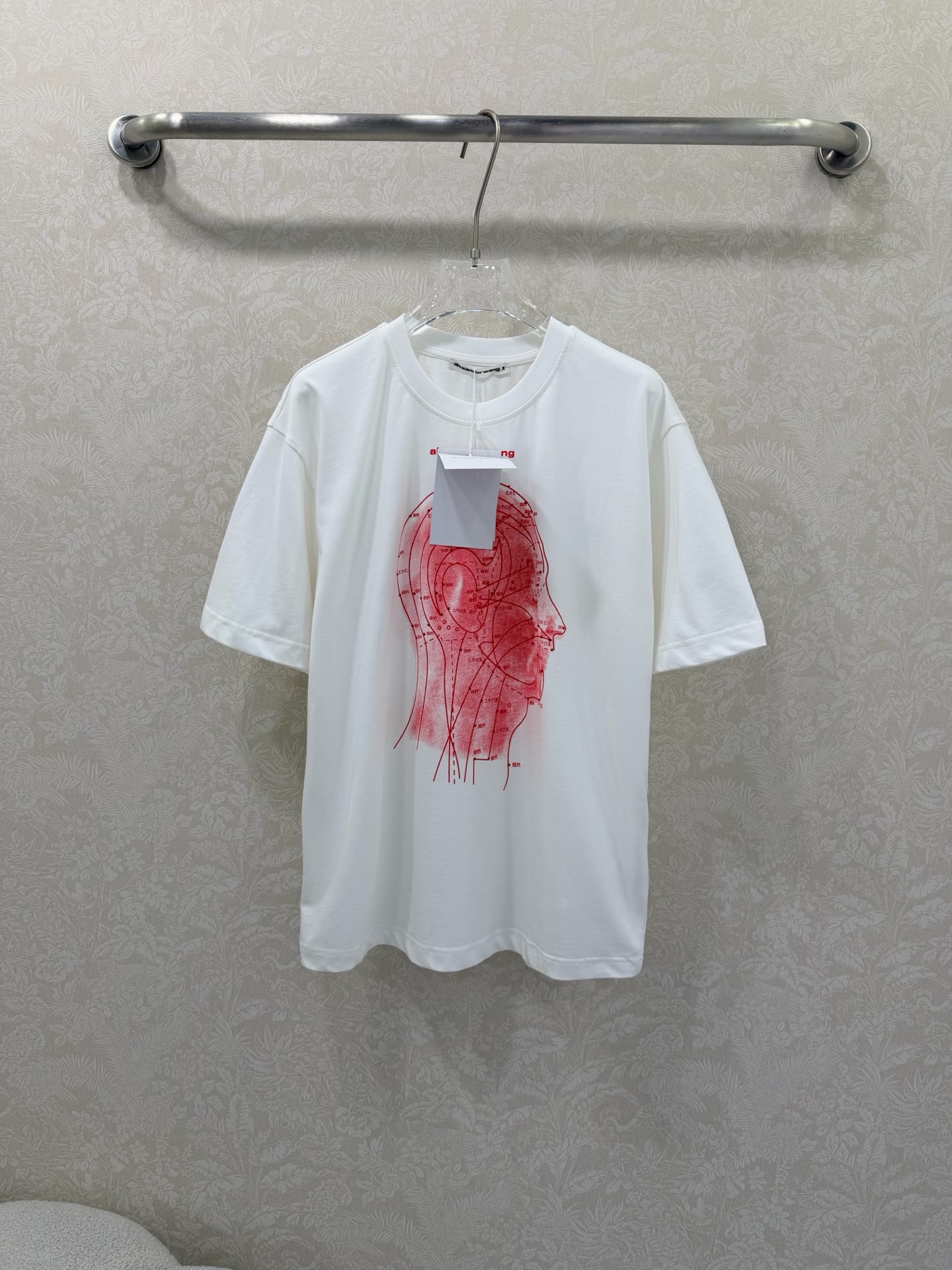NO:721365,Alexander Wan*26 new early spring short-sleeved T-shirt has a red map outline on the chest, which is highly recognizable. It is embellished with the brand logo and the words 'spring 2026'. It has perfect details, a loose Oversize version, and the same style for men and women. It can easily create a casual street style. It is very stylish whether worn alone or as an inner layer. It is a highlight item for daily wear!  2 colors and 3 codes SMLB, Alexander Wang-clothing, versace, alexander wang, T-shirt, tees, t-shirt,19860909Alexander Wan*26早春新款短袖T恤 胸前红色地图轮廓,辨识度超高,品牌logo和“spring 2026”字样点缀,细节满分,宽松Oversize版型,男女同款,轻松打造街头随性风,无论单穿还是内搭都很有型,是日常穿搭的亮点单品！2色3码SMLB,亚历山大王-服装,versace,alexander wang,T-shirt,tees，t-shirt,,Women's clothing
