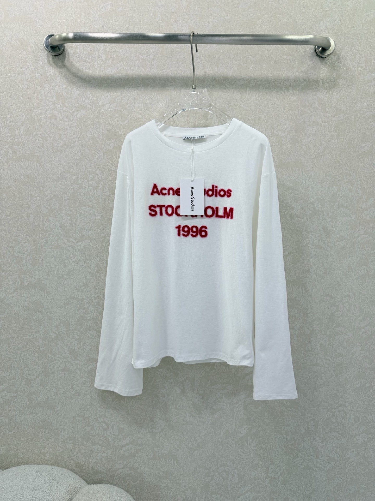 NO:721369,Acne studi* 26Ss limited new 1966 letter printed flocked long-sleeved top is produced in the top high version!  The classic white and black background contrasts with the eye-catching rose red flocking letters. The three-dimensional flocking texture makes the printing more textured and breaks the monotony of the basic style. The soft cotton fabric is skin-friendly and breathable. The loose tailoring just outlines the waist and abdomen lines. It is a casual Nordic street style when worn with wide legs.  Head style, matching can unlock the sweet and cool girly feeling. The 1966 limited logo hides the brand's ingenuity, one piece can become the finishing touch of early spring outfit, and the atmosphere that is niche and non-contrasting can be directly grasped~ Available in stock in 2 colors and 3 sizes SMLB, women's clothing, acne  studios,19860909Acne studi* 26Ss限定新款 1966字母印花植绒长袖上衣 顶级高版出品！经典的白黑底色撞亮眼玫红植绒字母,立体的植绒纹理让印花更有质感,打破基础款的单调.软乎乎的棉质面料亲肤又透气,宽松剪裁刚好勾勒出腰腹线条,搭阔腿是随性的北欧街头风,配又能解锁甜酷少女感.1966限定标识暗藏品牌巧思,一件就能成为早春穿搭的点睛之笔,小众不撞款的氛围感直接拿捏～现货发售2色3码SMLB,女装,acne studios,,Women's clothing