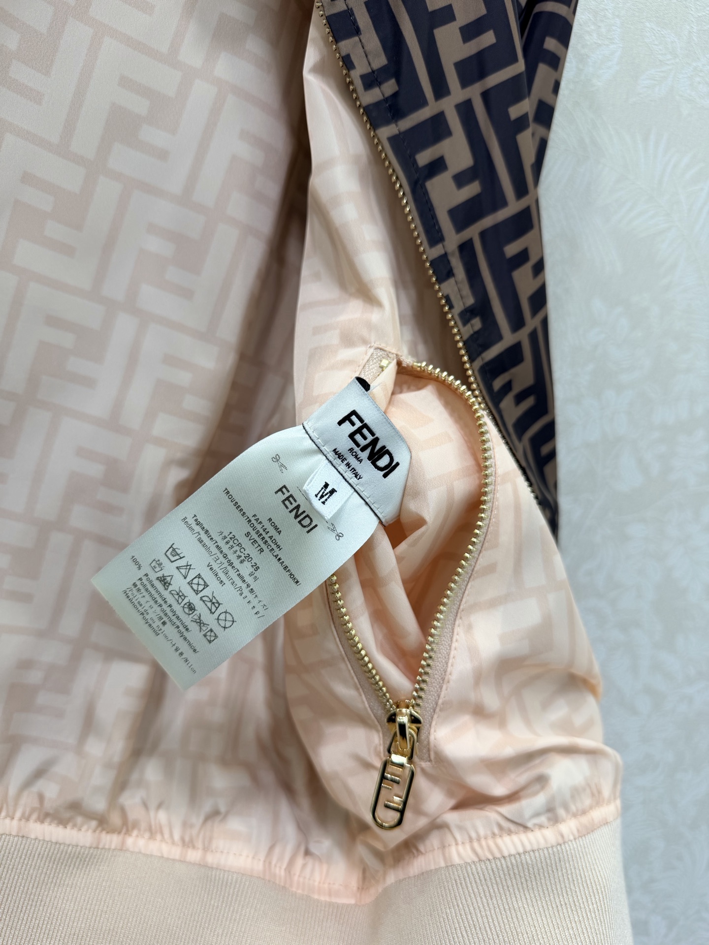 🔥🔥FEND*26早春新款双面可穿夹克外套 经典双F➕粉色马卡龙色系经典老花的搭配 棒球服夹克版型 上身