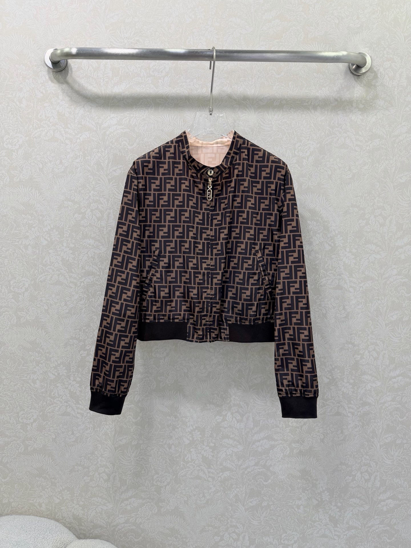 NO:721381,FEND*26 new style reversible jacket for early spring. Classic double F pink macaron color. Classic presbyopia with baseball jacket style. The upper body is handsome and fashionable. Customized hardware accessories. High-end series. Very high-end imported high-density texture. Look carefully at the details. The most distinctive 1:1 high-grade material. The upper body is very sassy. Clean and classy. Improves temperament~~ Completely in accordance with the level of high-end ready-to-wear. Fall in love at first sight. Monochrome size 3 SML  W, Fendi-clothing,fendi,fendi,jackets & coats,jackets & coats,19860909FEND*26早春新款双面可穿夹克外套 经典双F粉色马卡龙色系经典老花的搭配棒球服夹克版型 上身帅气又时髦有型 开模定制的五金配件 高级系列款 非常高级的进口高密度质地 仔细看细节 最具特色的1:1高级材质 上身非常飒 干净有品 提气质~~完全按照高定成衣水准 一眼爱上 单色3码SML W,芬迪-服装,fendi,fendi,jackets & coats,jackets & coats,,Women's clothing