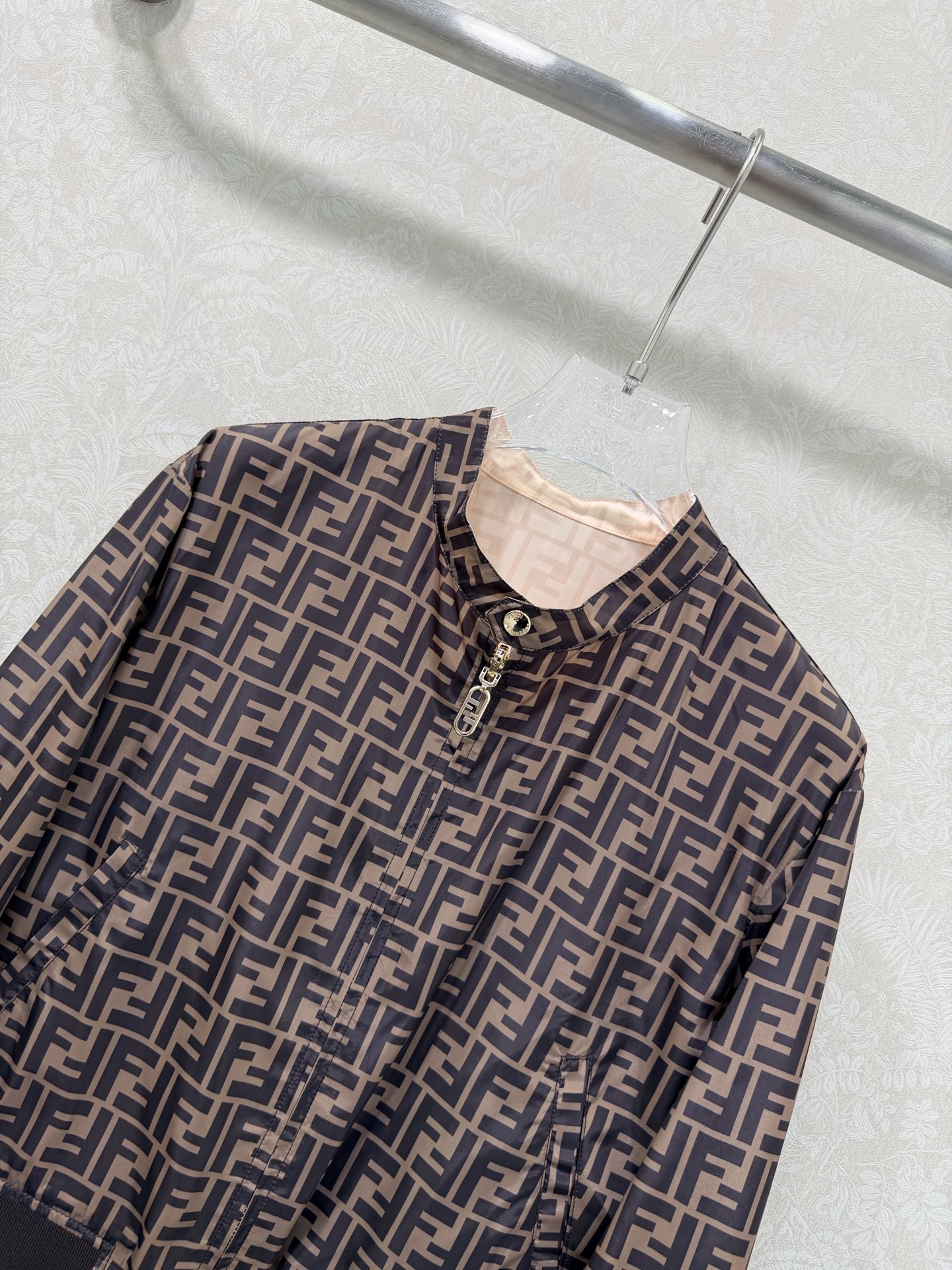 🔥🔥FEND*26早春新款双面可穿夹克外套 经典双F➕粉色马卡龙色系经典老花的搭配 棒球服夹克版型 上身