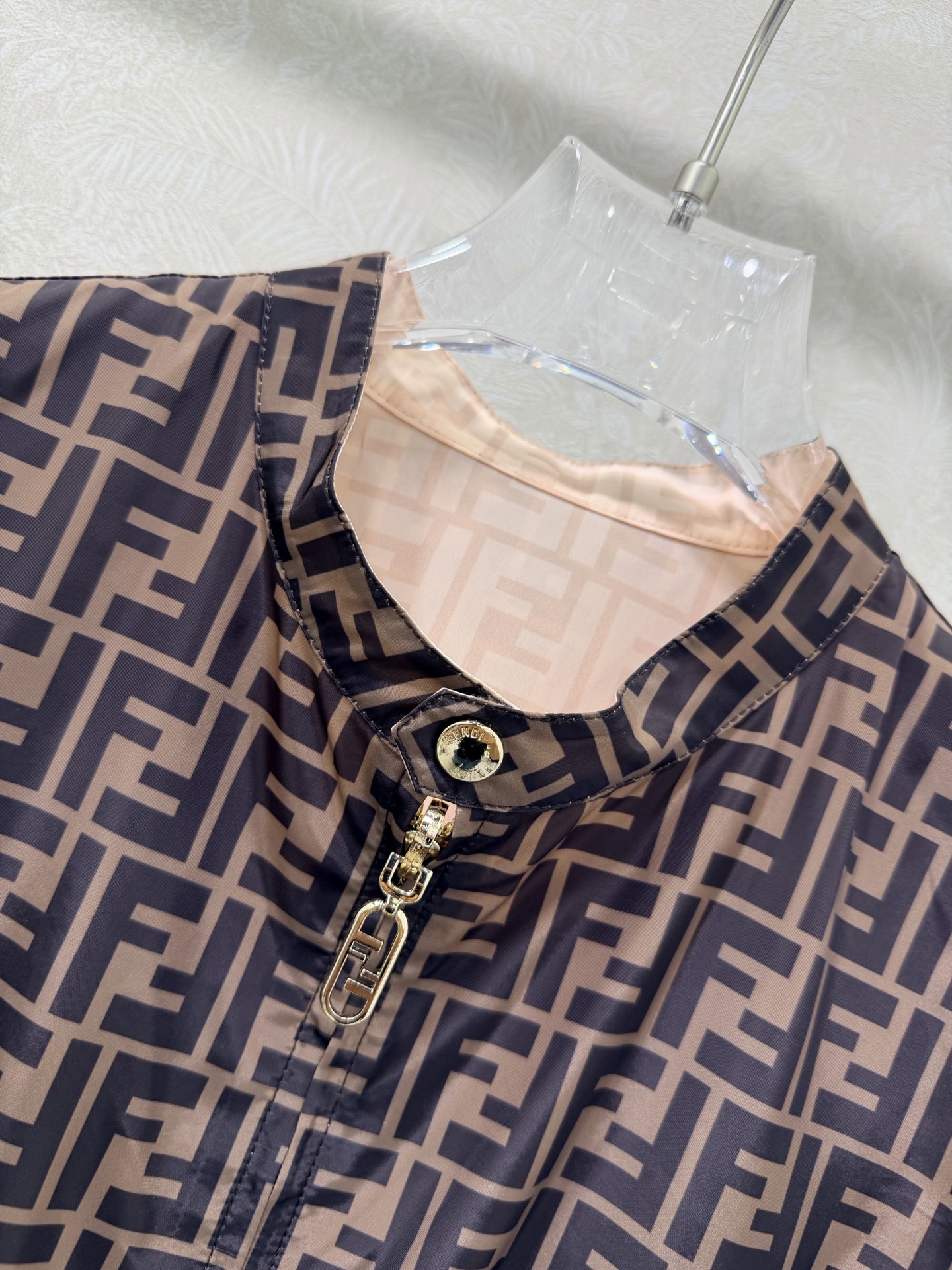 🔥🔥FEND*26早春新款双面可穿夹克外套 经典双F➕粉色马卡龙色系经典老花的搭配 棒球服夹克版型 上身