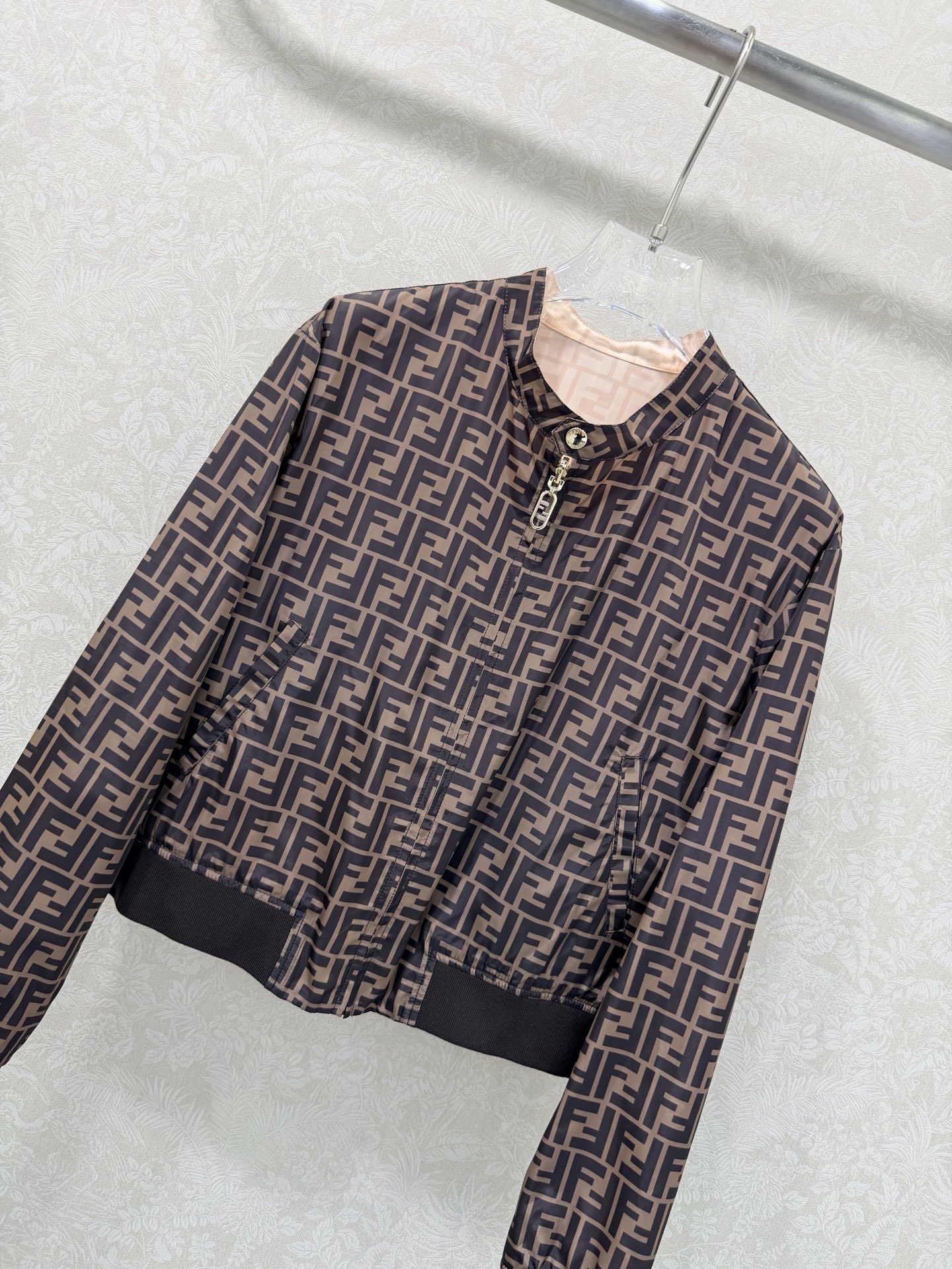 🔥🔥FEND*26早春新款双面可穿夹克外套 经典双F➕粉色马卡龙色系经典老花的搭配 棒球服夹克版型 上身