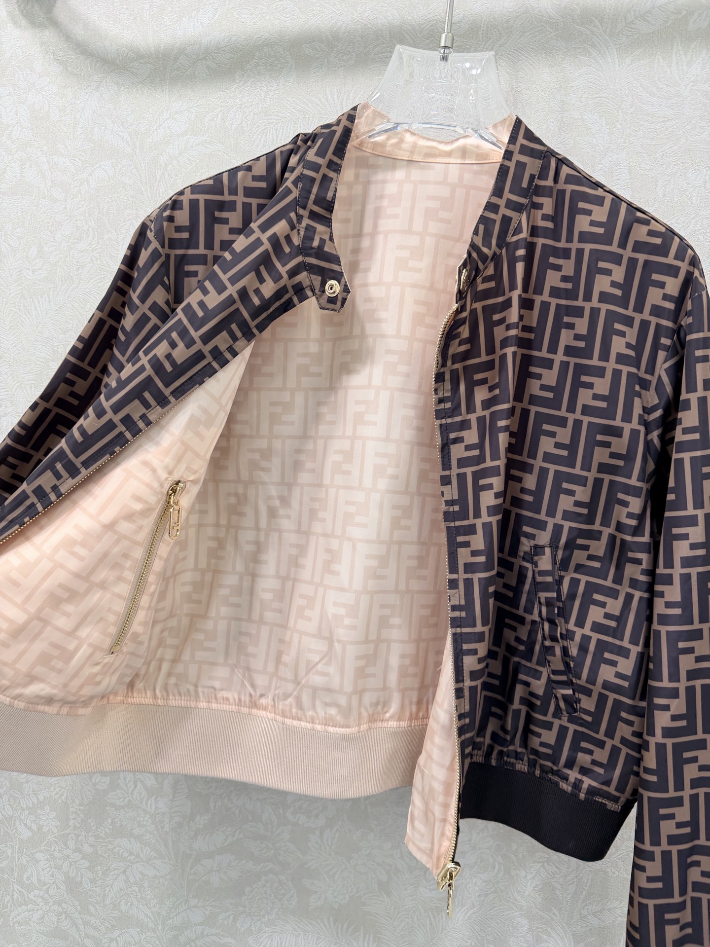 🔥🔥FEND*26早春新款双面可穿夹克外套 经典双F➕粉色马卡龙色系经典老花的搭配 棒球服夹克版型 上身