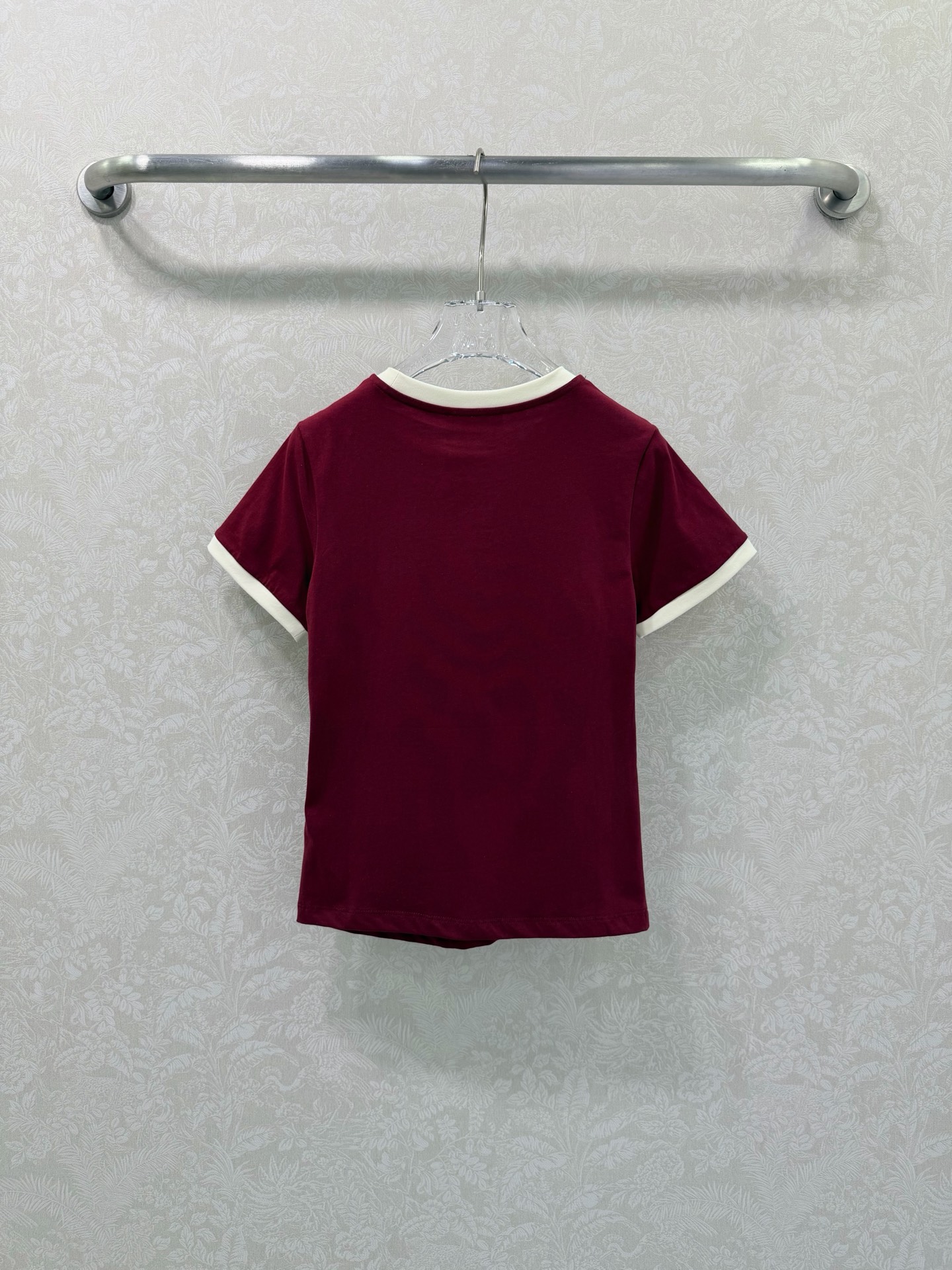 🔥🔥Miu Mi* 26Ss早春新款 撞色圆领棉质短袖T恤 顶级高版出品！以复古酒红为主调，搭配米白色撞