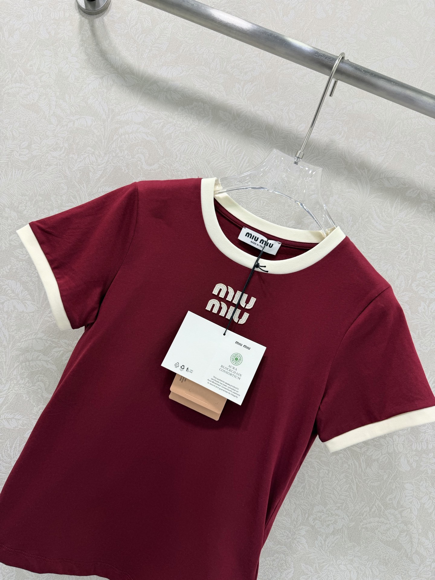 🔥🔥Miu Mi* 26Ss早春新款 撞色圆领棉质短袖T恤 顶级高版出品！以复古酒红为主调，搭配米白色撞