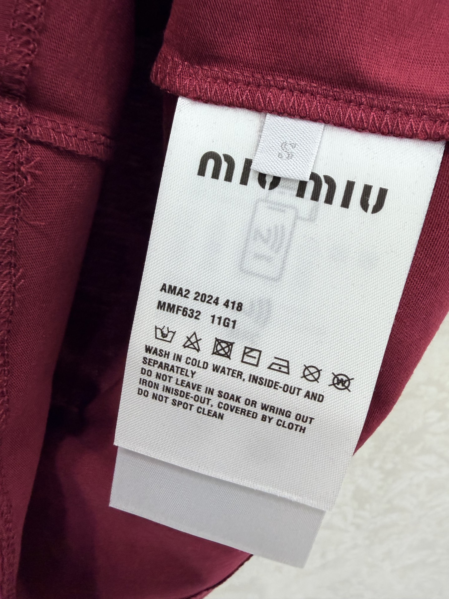 🔥🔥Miu Mi* 26Ss早春新款 撞色圆领棉质短袖T恤 顶级高版出品！以复古酒红为主调，搭配米白色撞