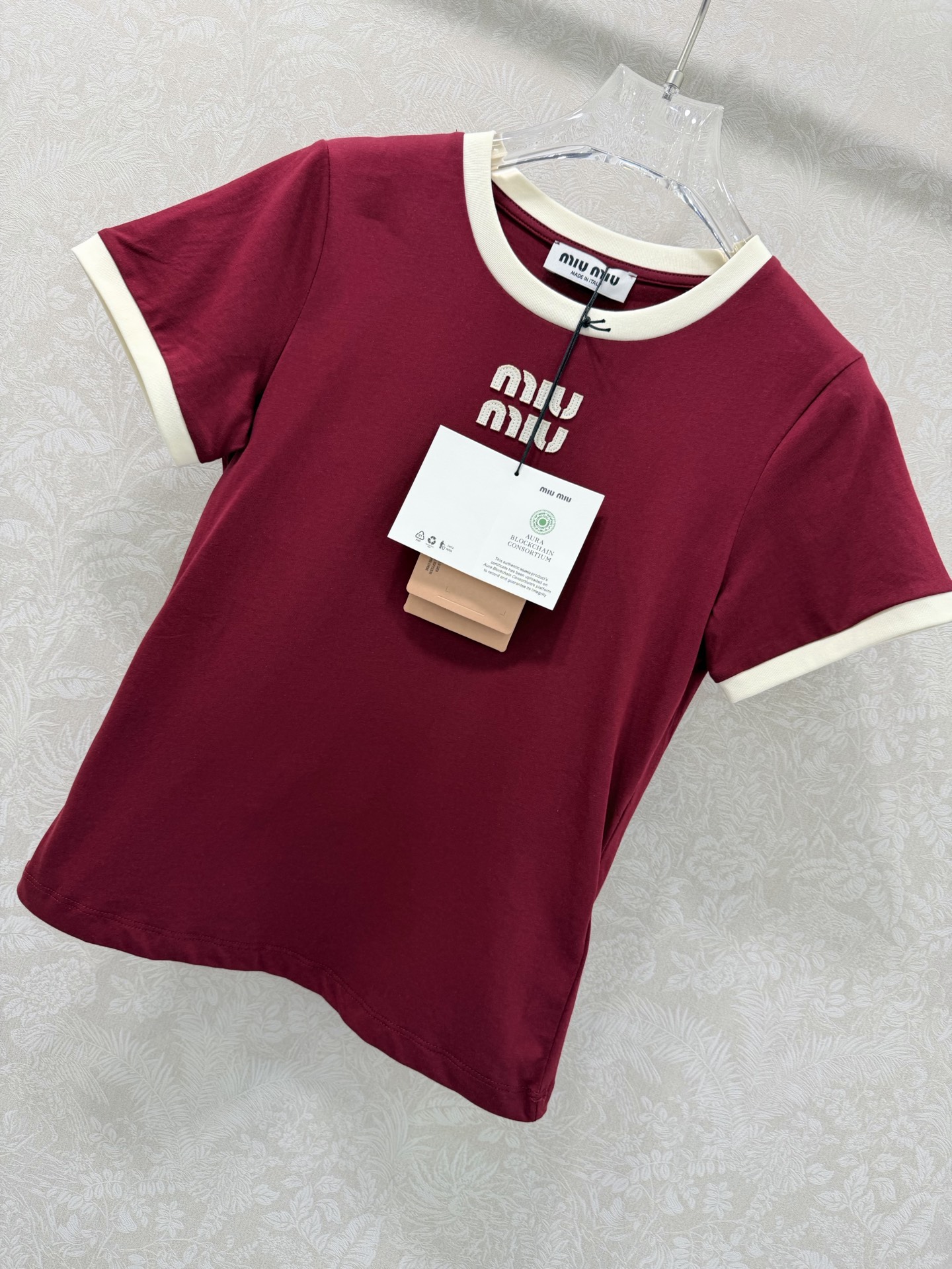 🔥🔥Miu Mi* 26Ss早春新款 撞色圆领棉质短袖T恤 顶级高版出品！以复古酒红为主调，搭配米白色撞