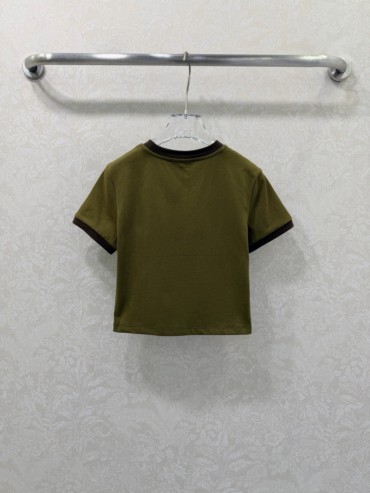 🔥🔥Miu Mi* 26Ss早春新款 撞色圆领棉质短袖T恤 顶级高版出品！以复古军绿为主调，搭配咖色撞色