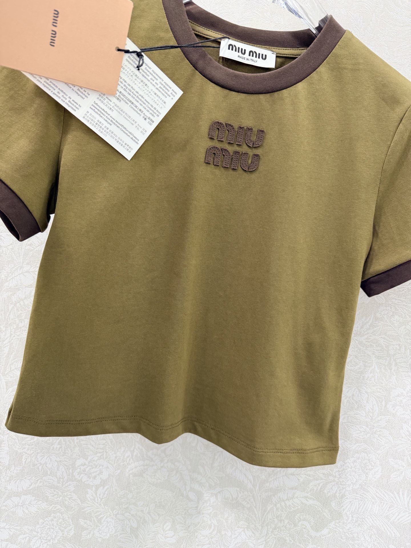 🔥🔥Miu Mi* 26Ss早春新款 撞色圆领棉质短袖T恤 顶级高版出品！以复古军绿为主调，搭配咖色撞色