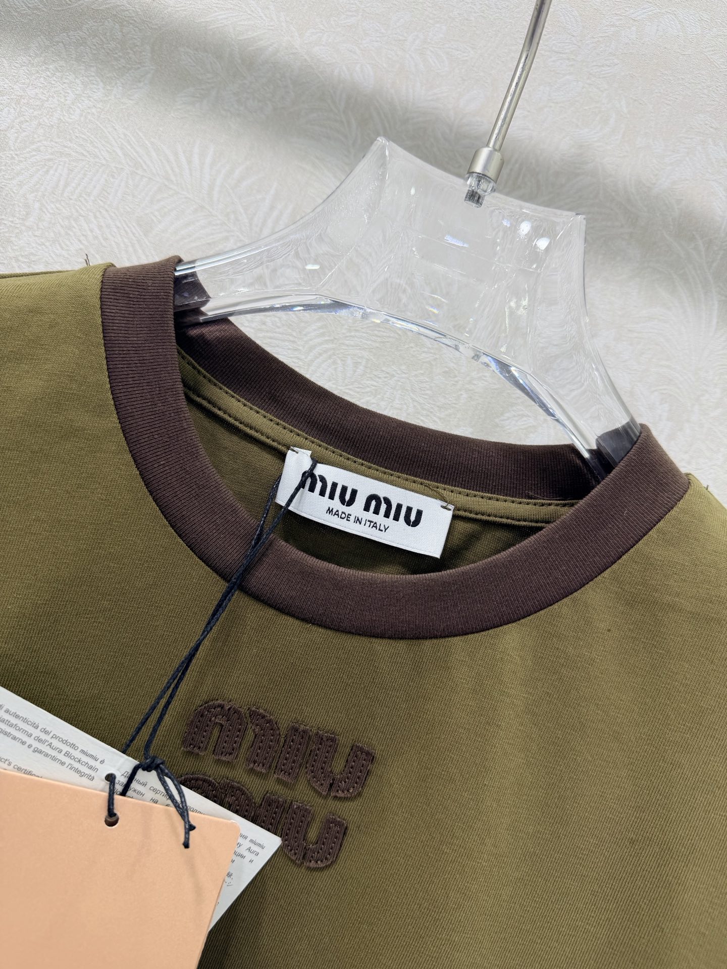 🔥🔥Miu Mi* 26Ss早春新款 撞色圆领棉质短袖T恤 顶级高版出品！以复古军绿为主调，搭配咖色撞色