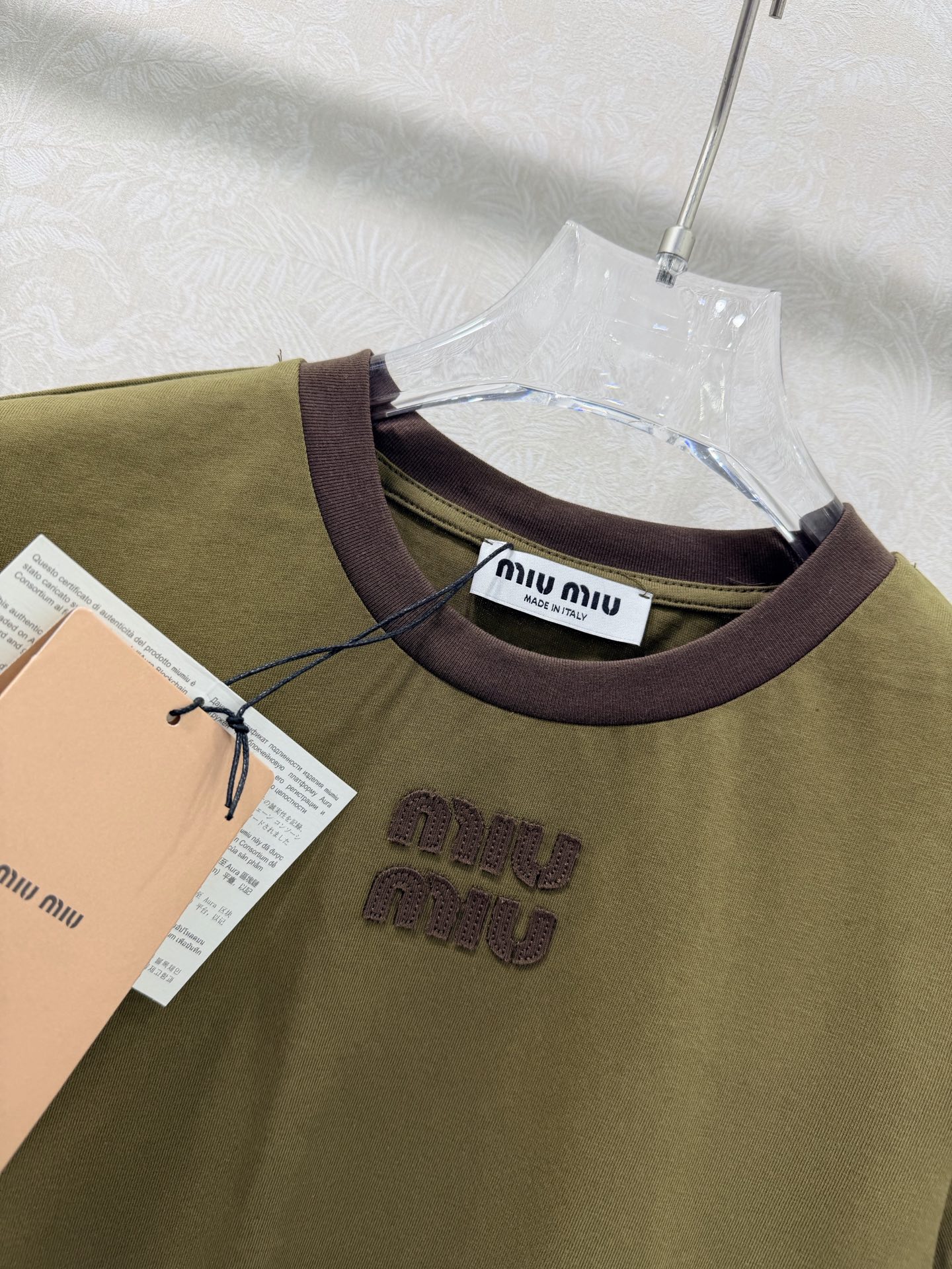 🔥🔥Miu Mi* 26Ss早春新款 撞色圆领棉质短袖T恤 顶级高版出品！以复古军绿为主调，搭配咖色撞色