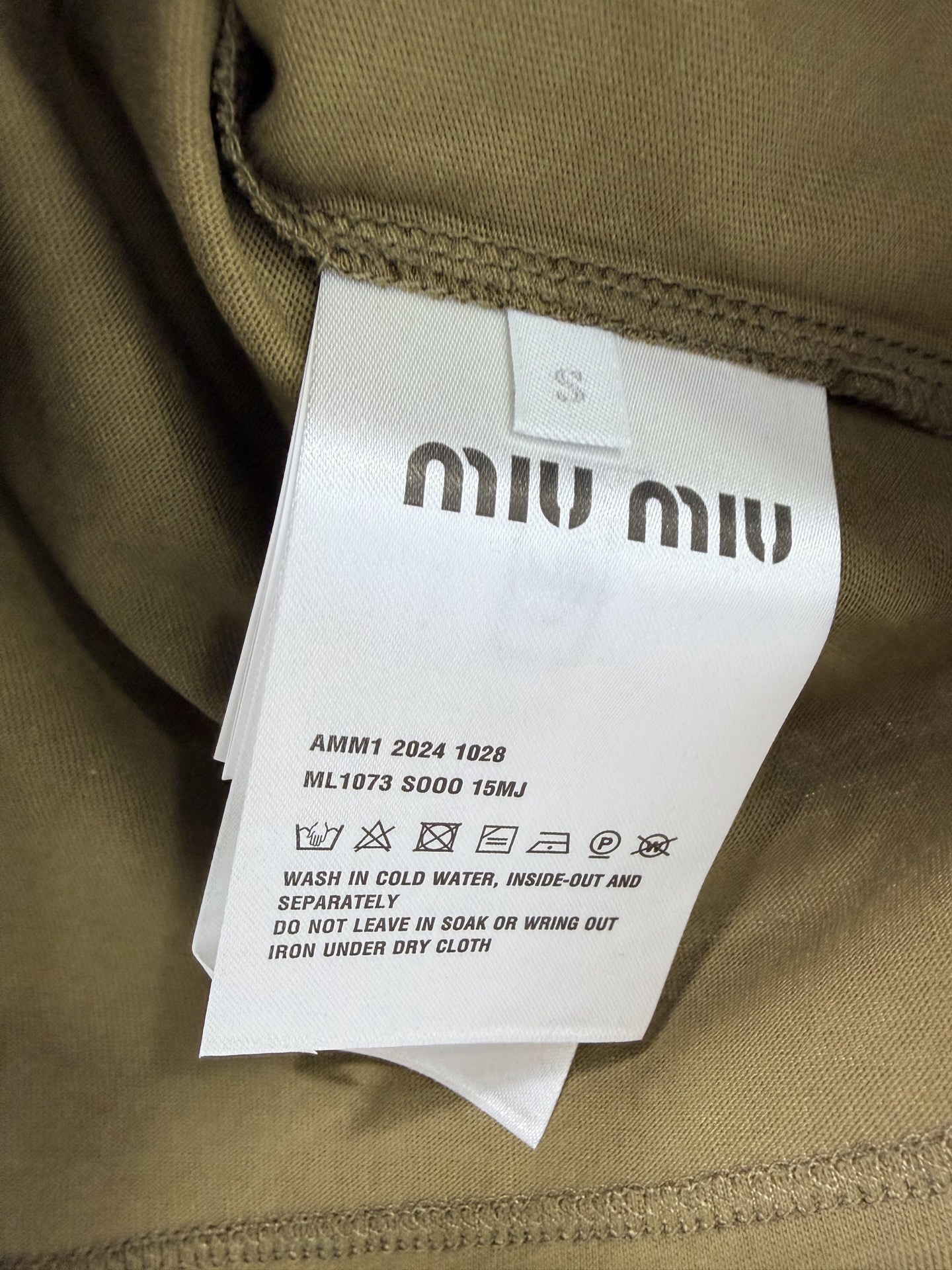 🔥🔥Miu Mi* 26Ss早春新款 撞色圆领棉质短袖T恤 顶级高版出品！以复古军绿为主调，搭配咖色撞色