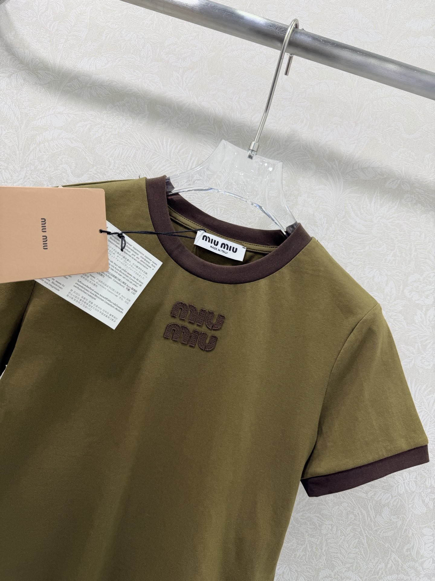 🔥🔥Miu Mi* 26Ss早春新款 撞色圆领棉质短袖T恤 顶级高版出品！以复古军绿为主调，搭配咖色撞色