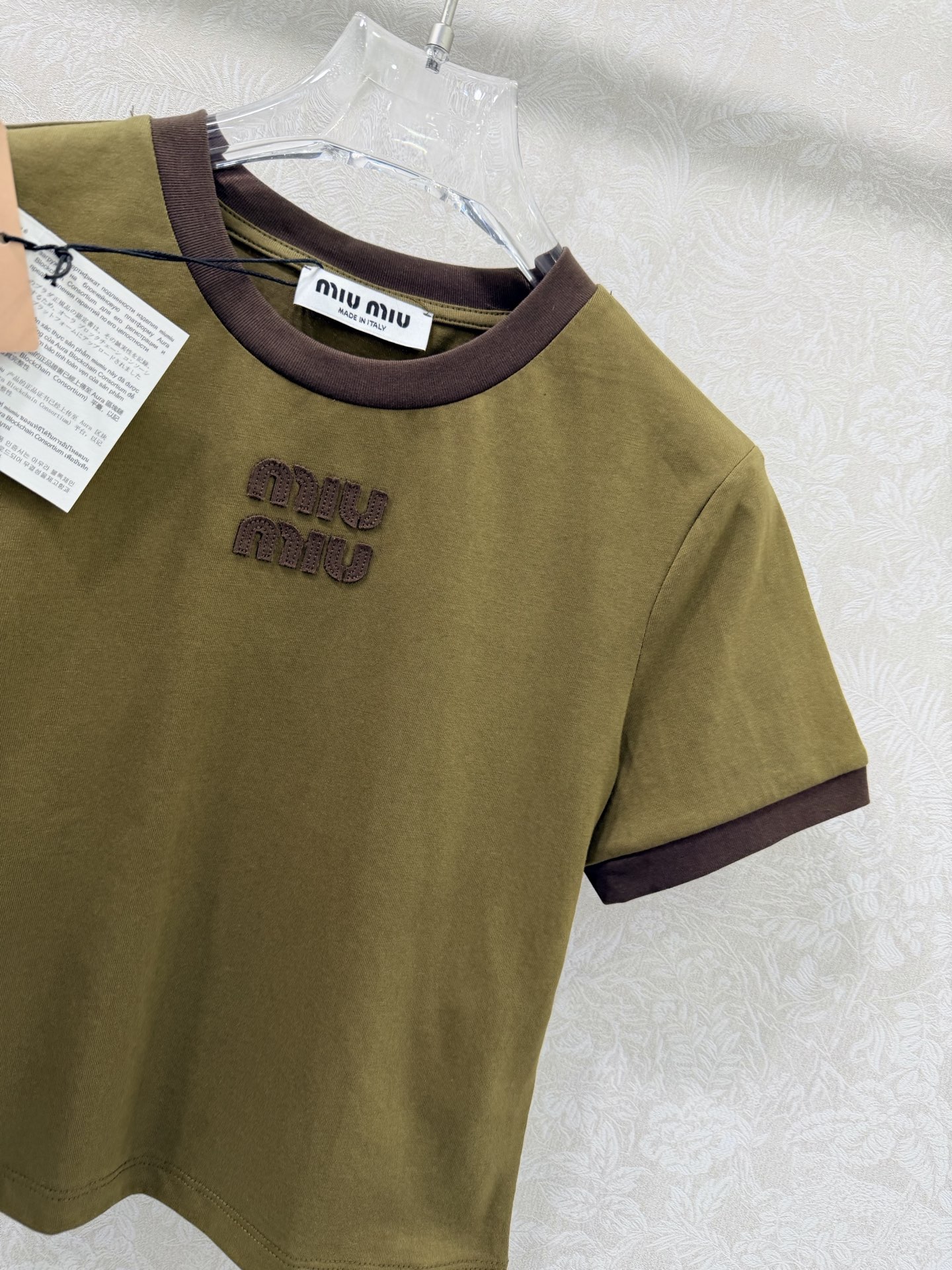🔥🔥Miu Mi* 26Ss早春新款 撞色圆领棉质短袖T恤 顶级高版出品！以复古军绿为主调，搭配咖色撞色