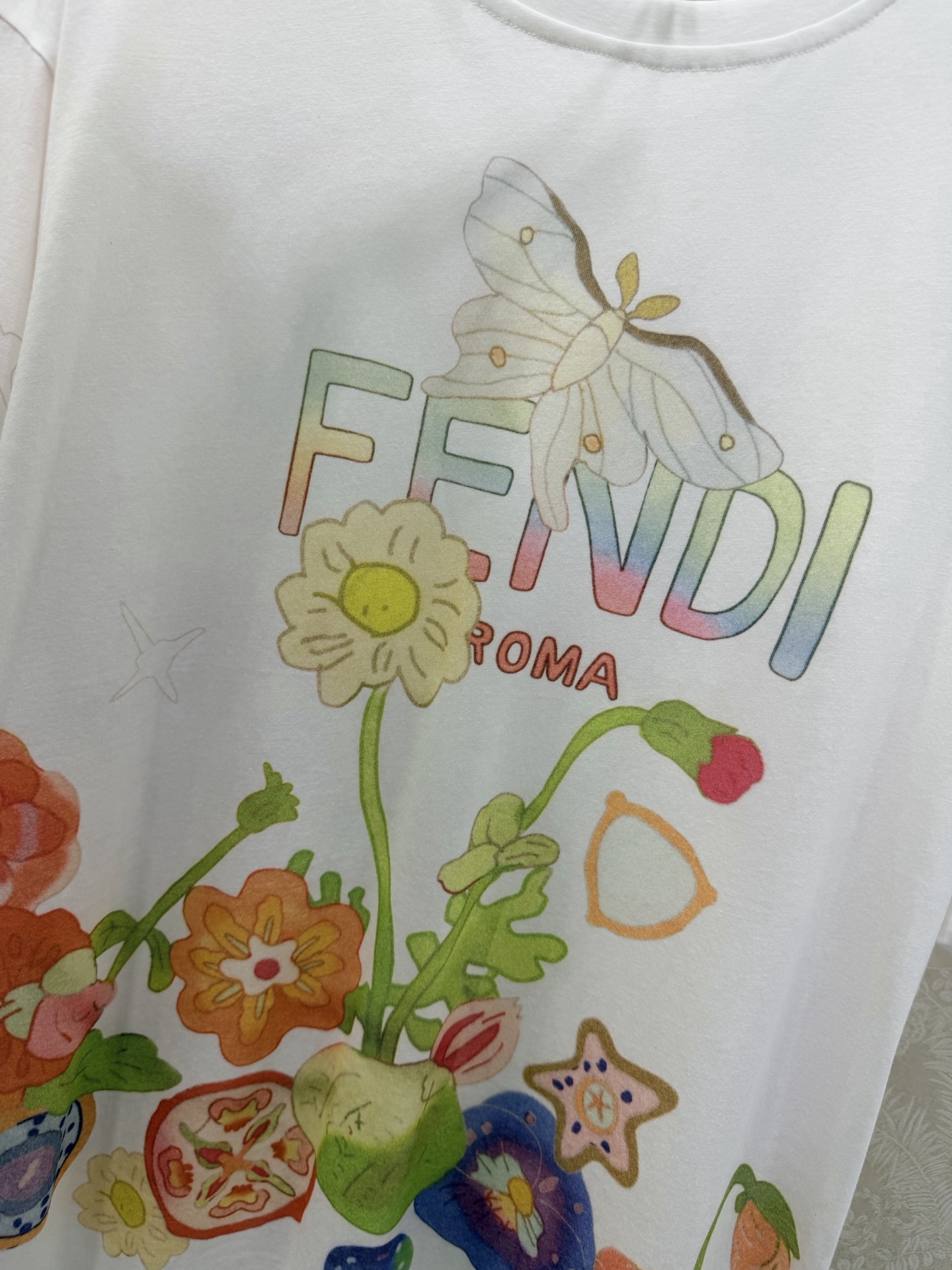 🔥🔥FEND*26FF早春新品短袖T恤，定位花㚏logo印花，浪漫春夏度假风轻盈纯棉面料质感柔软舒适，时