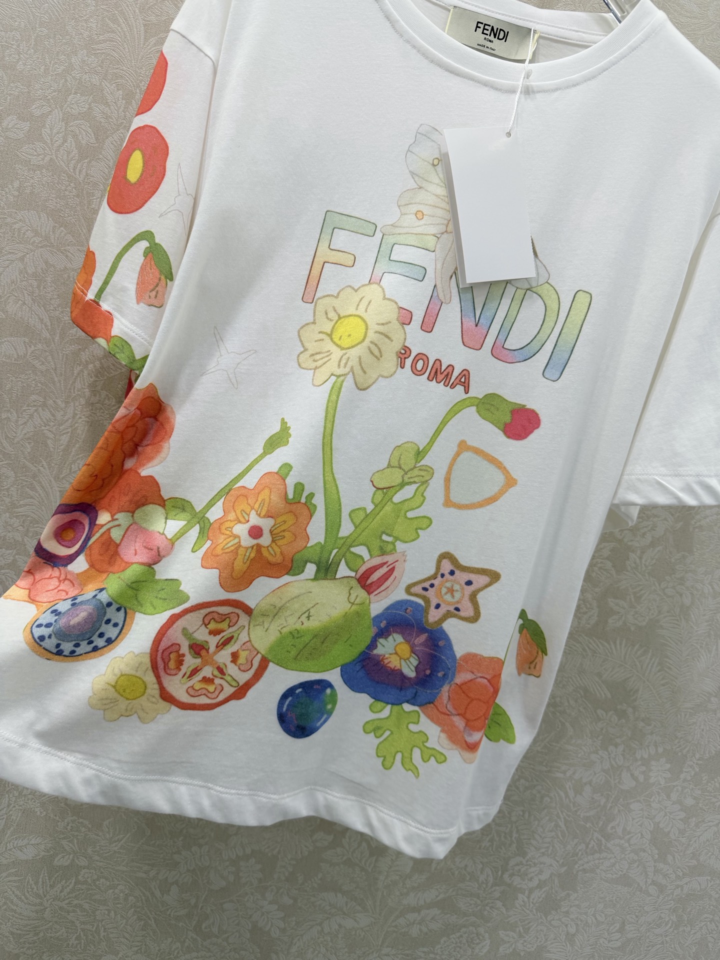 🔥🔥FEND*26FF早春新品短袖T恤，定位花㚏logo印花，浪漫春夏度假风轻盈纯棉面料质感柔软舒适，时