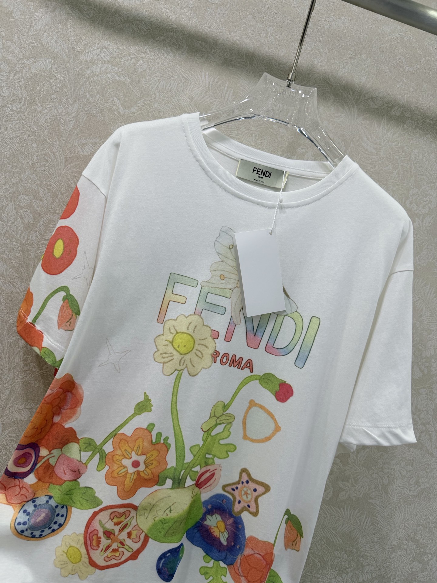 🔥🔥FEND*26FF早春新品短袖T恤，定位花㚏logo印花，浪漫春夏度假风轻盈纯棉面料质感柔软舒适，时